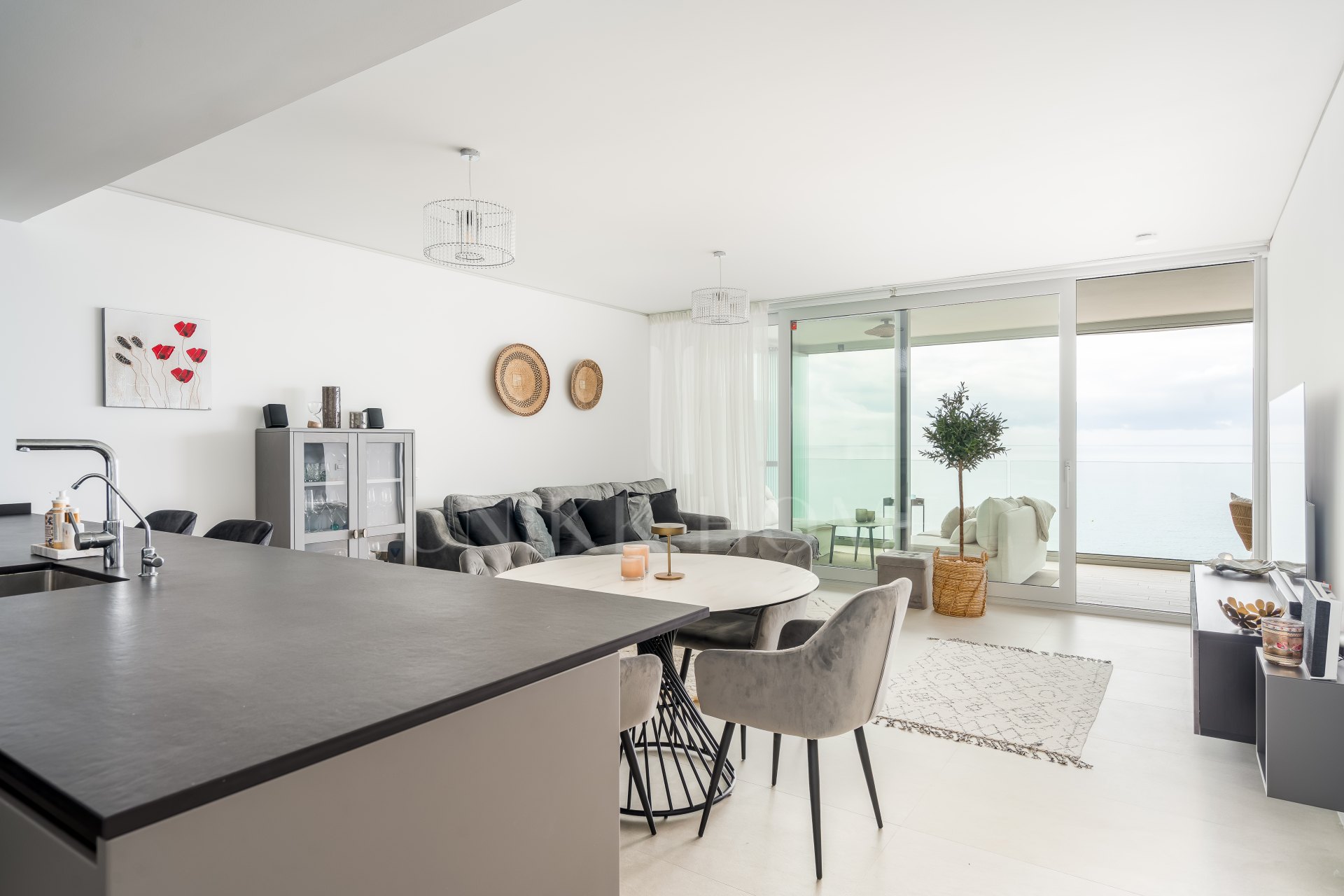 Spacious, modern and fully furnished corner apartment in Wave Collection