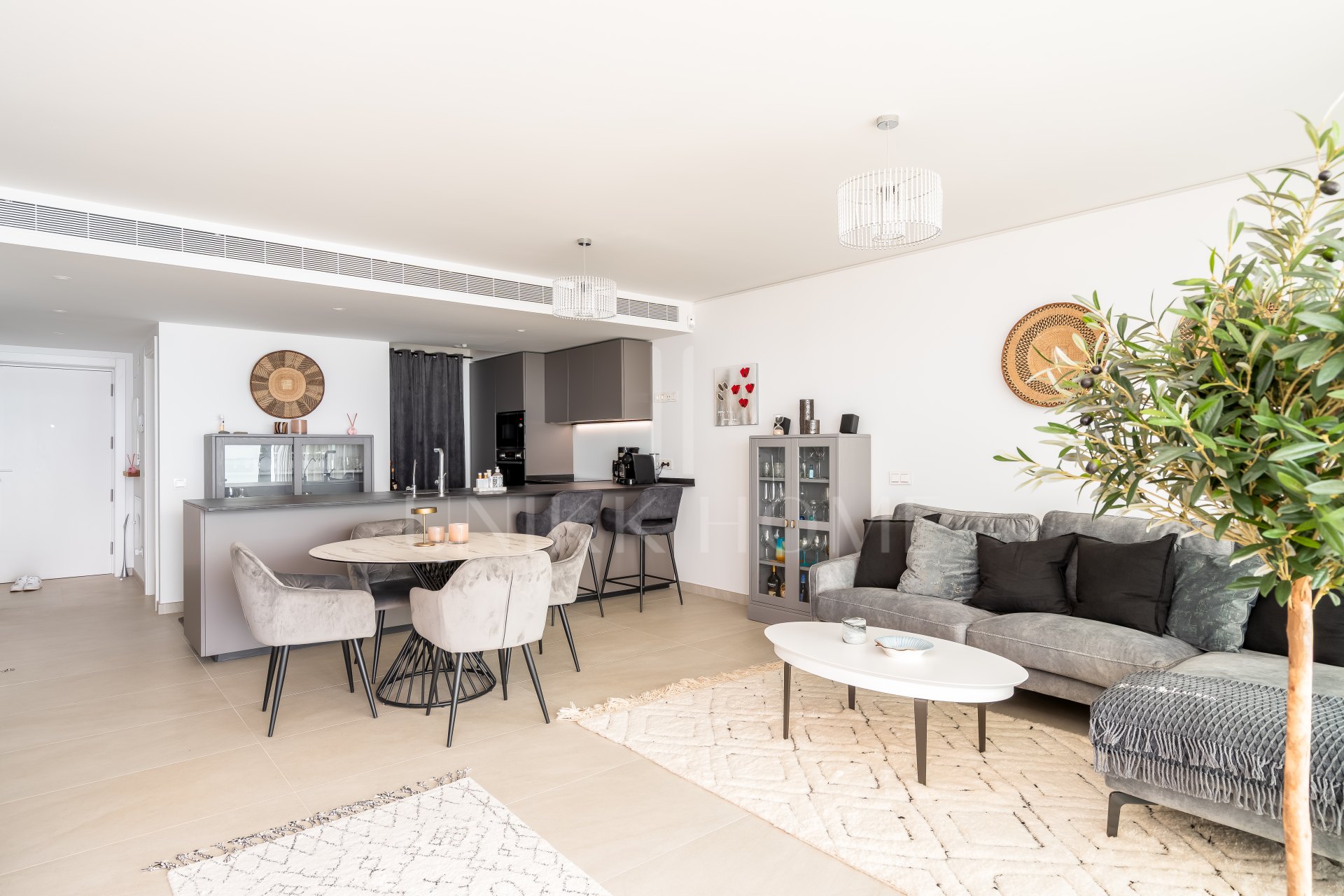 Spacious, modern and fully furnished corner apartment in Wave Collection