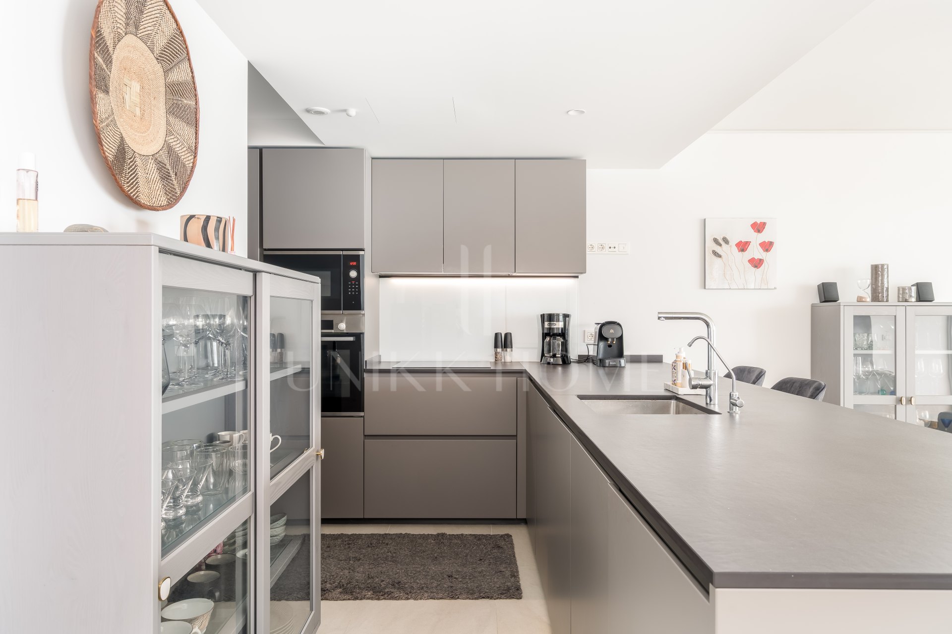 Spacious, modern and fully furnished corner apartment in Wave Collection