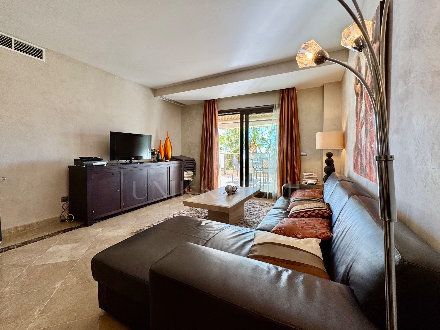 Apartamento en 1e línea de playa 5min a pie del puerto, Manilva