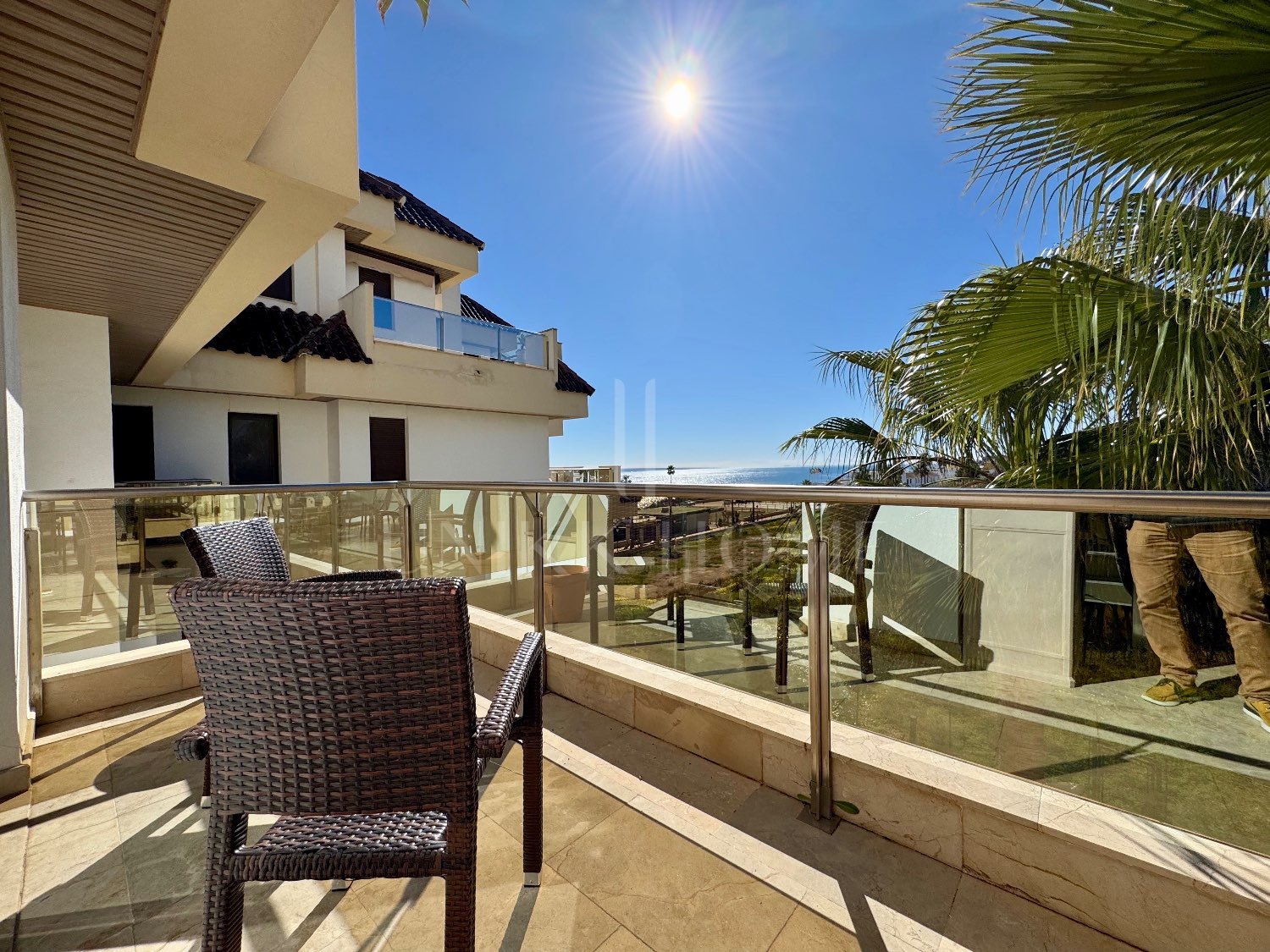 Apartamento en 1e línea de playa 5min a pie del puerto, Manilva