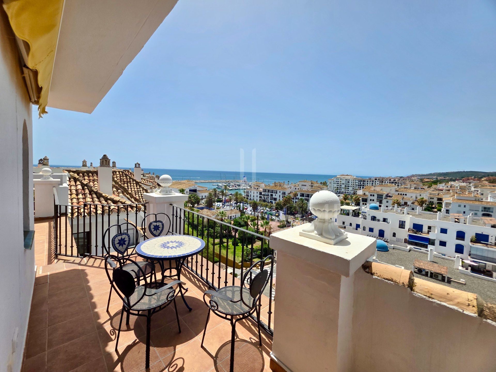 Ático de 3 dormitorios en última planta con vistas al mar y al puerto deportivo, Puerto de la Duquesa