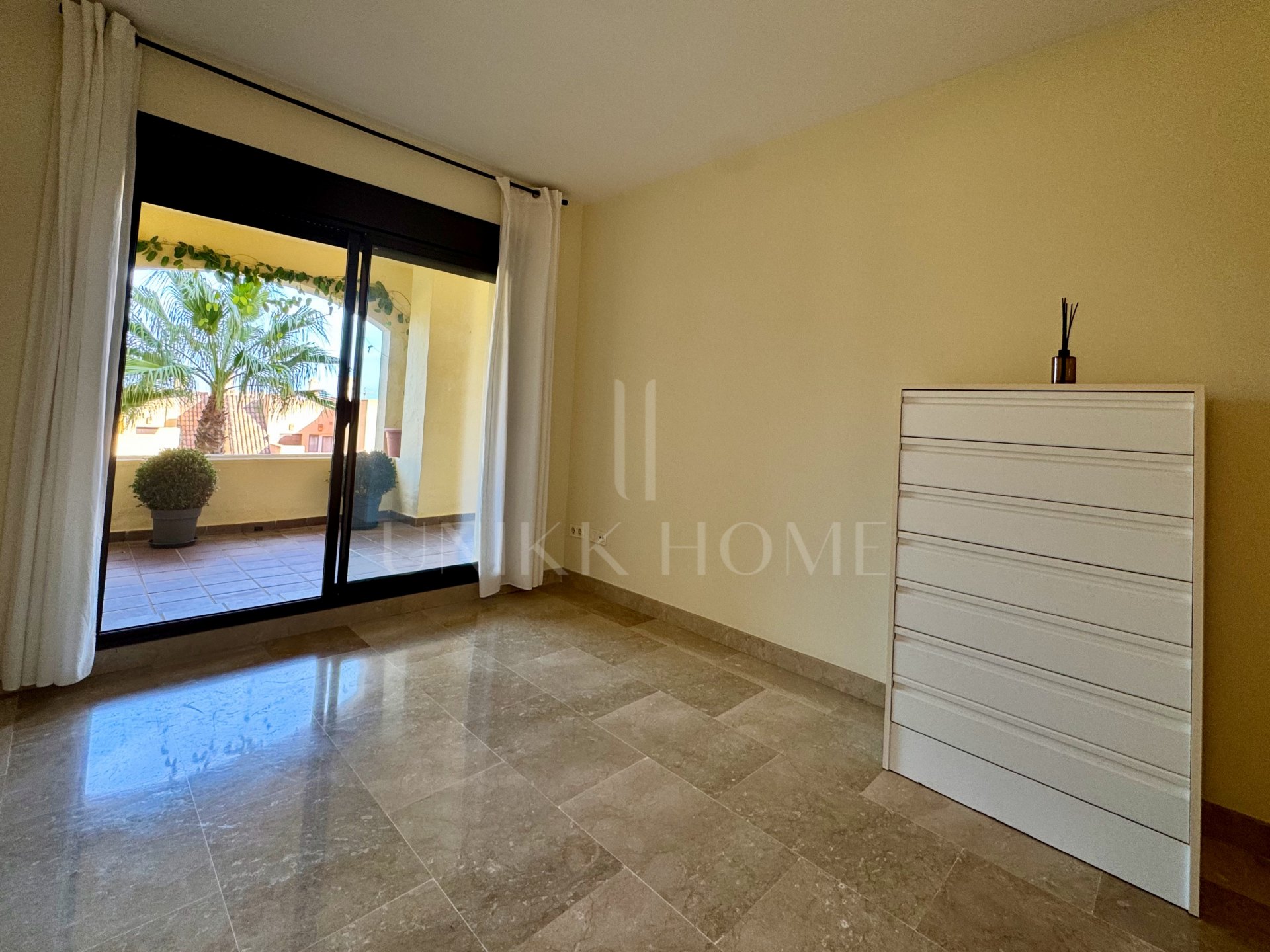Apartamento en planta baja elevada con terraza y vistas abiertas, Manilva