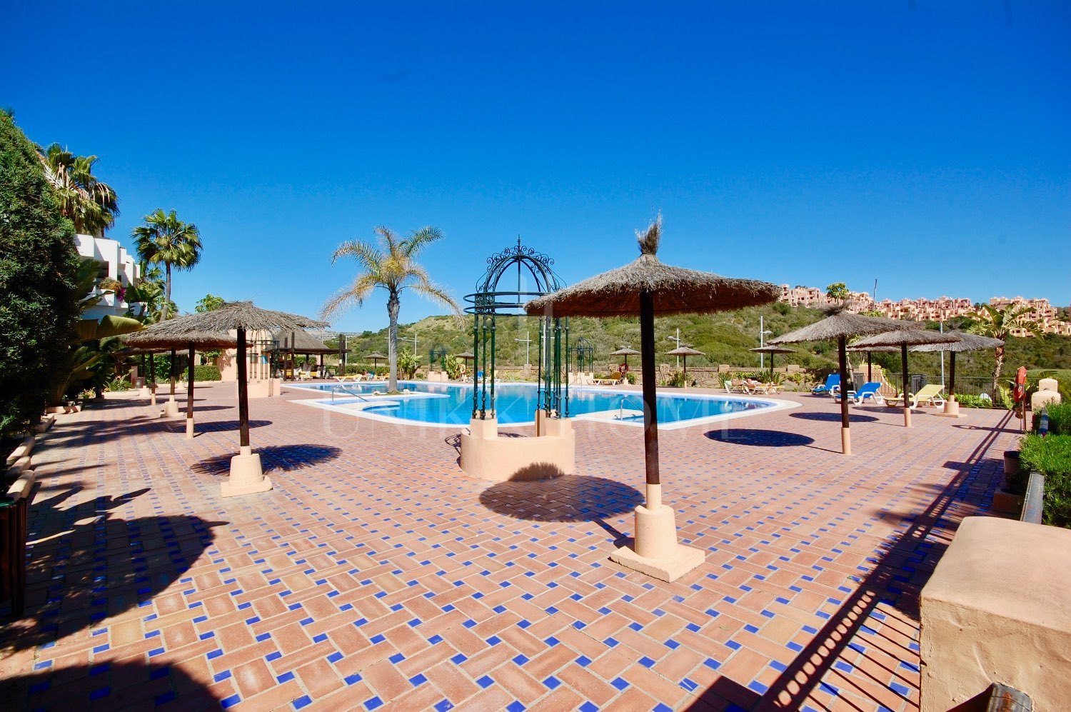 Apartamento en planta baja elevada con terraza y vistas abiertas, Manilva