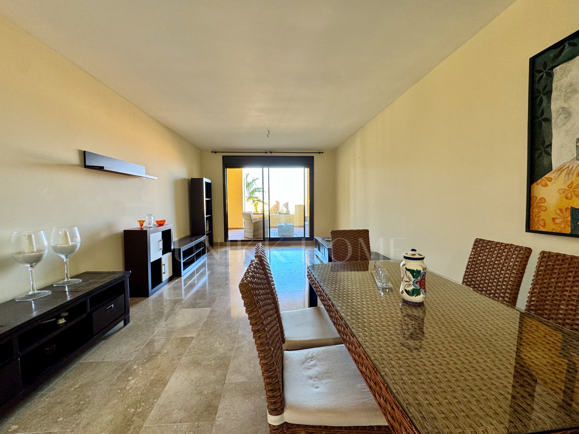 Apartamento en planta baja elevada con terraza y vistas abiertas, Manilva