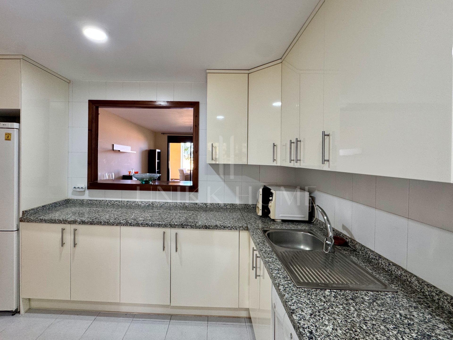 Apartamento en planta baja elevada con terraza y vistas abiertas, Manilva