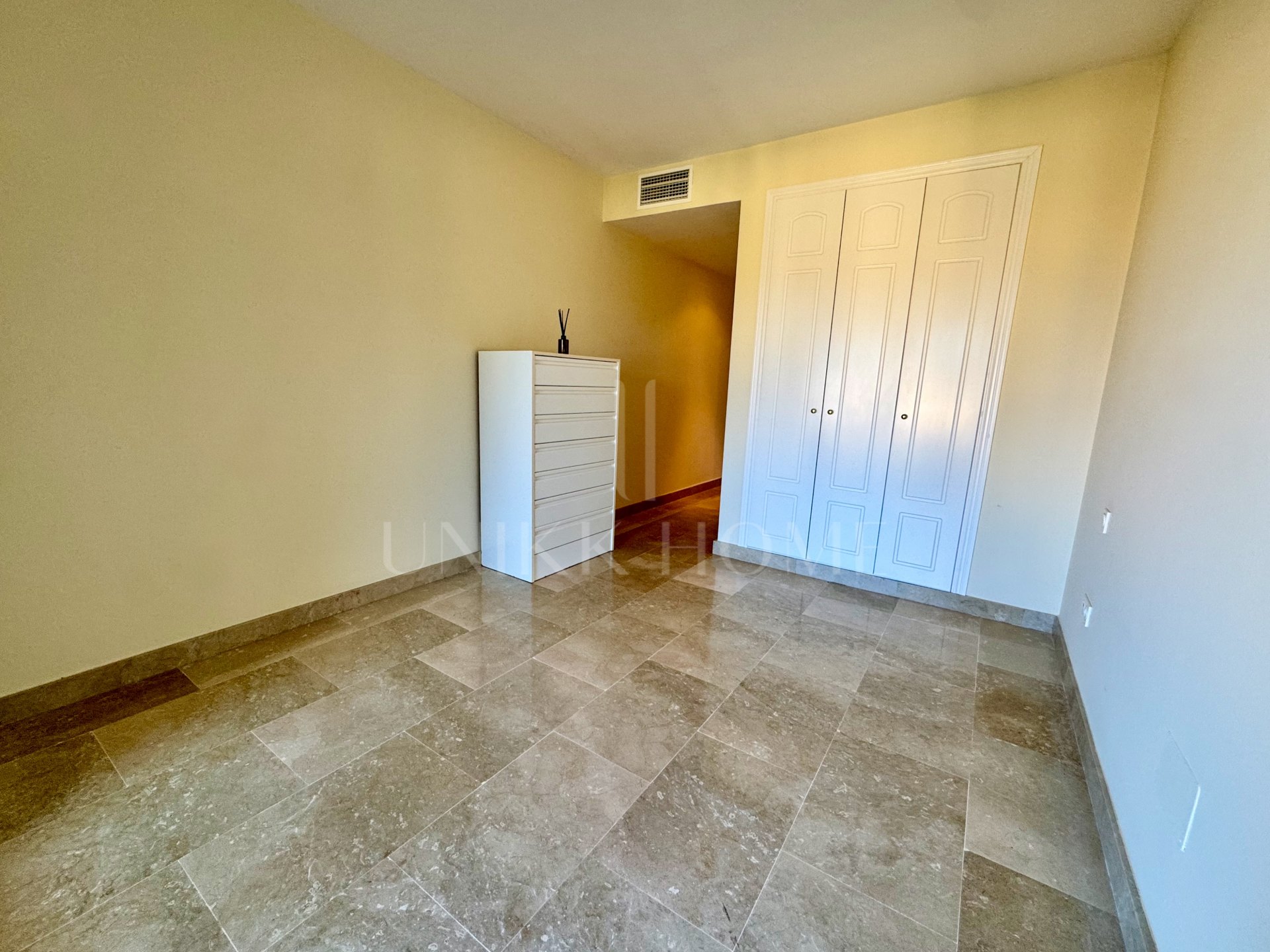 Apartamento en planta baja elevada con terraza y vistas abiertas, Manilva