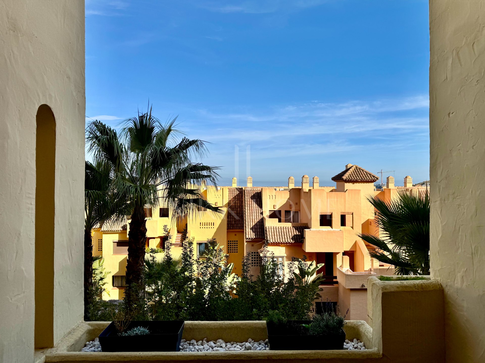 Apartamento en planta baja elevada con terraza y vistas abiertas, Manilva