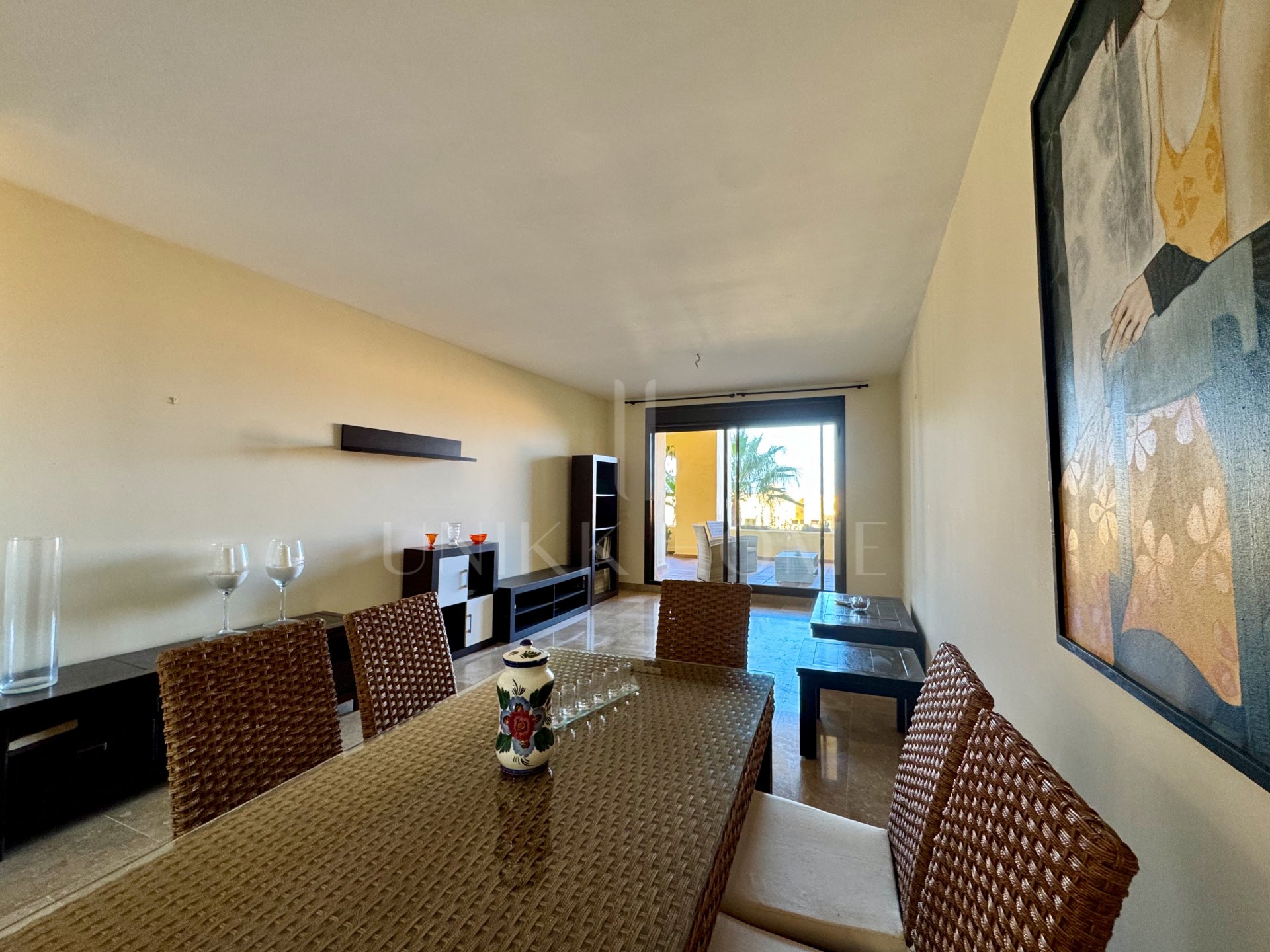 Apartamento en planta baja elevada con terraza y vistas abiertas, Manilva