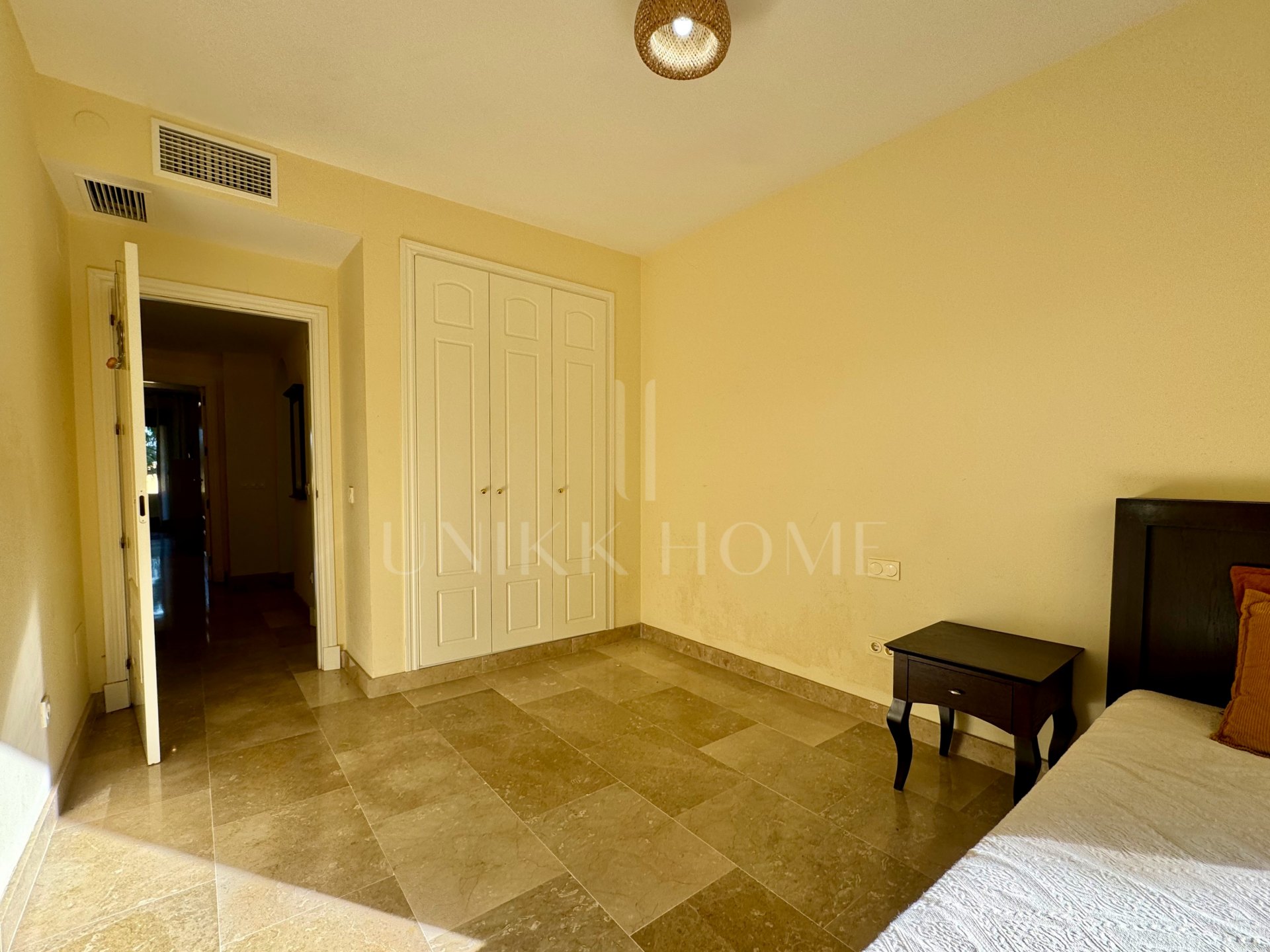 Apartamento en planta baja elevada con terraza y vistas abiertas, Manilva