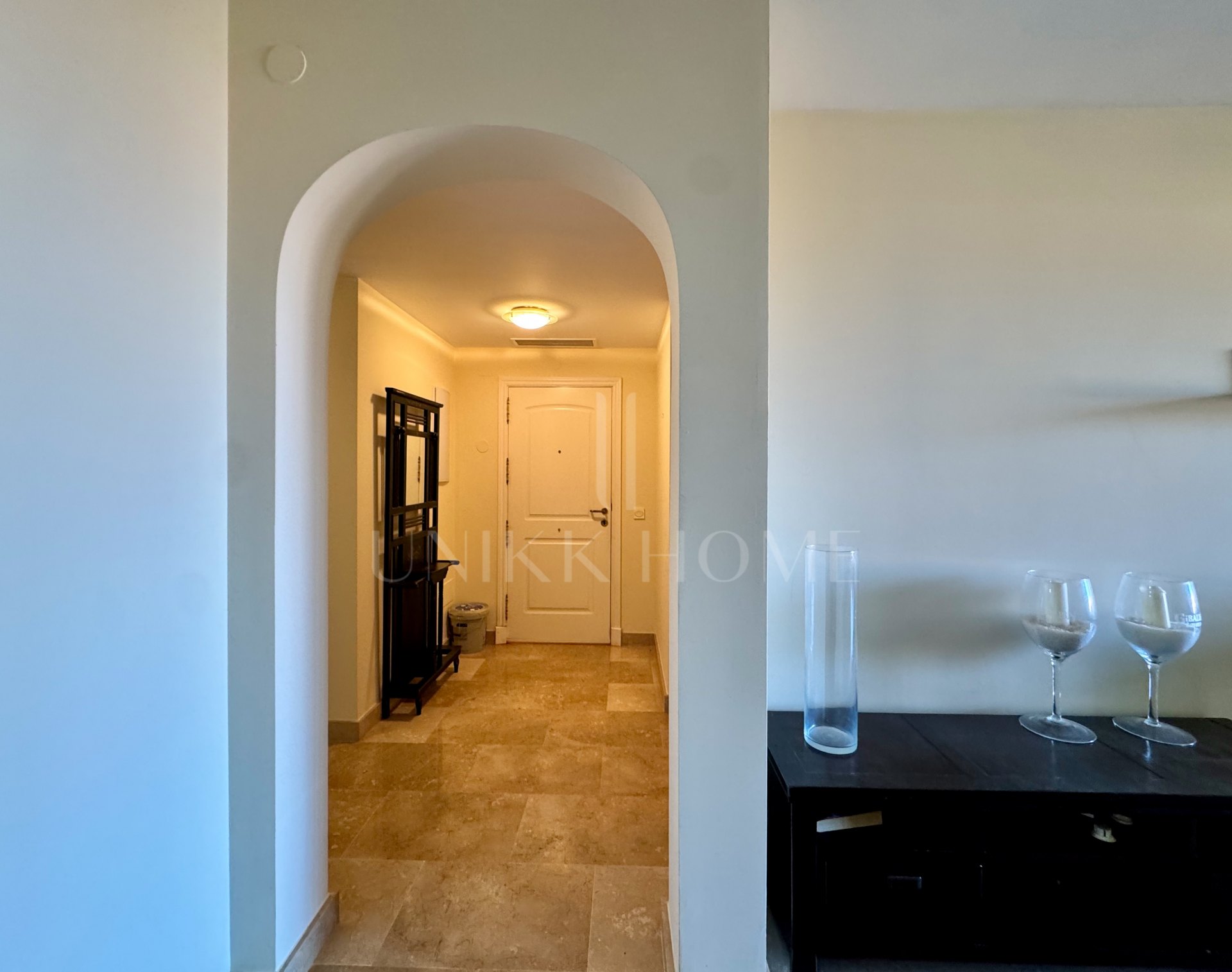 Apartamento en planta baja elevada con terraza y vistas abiertas, Manilva