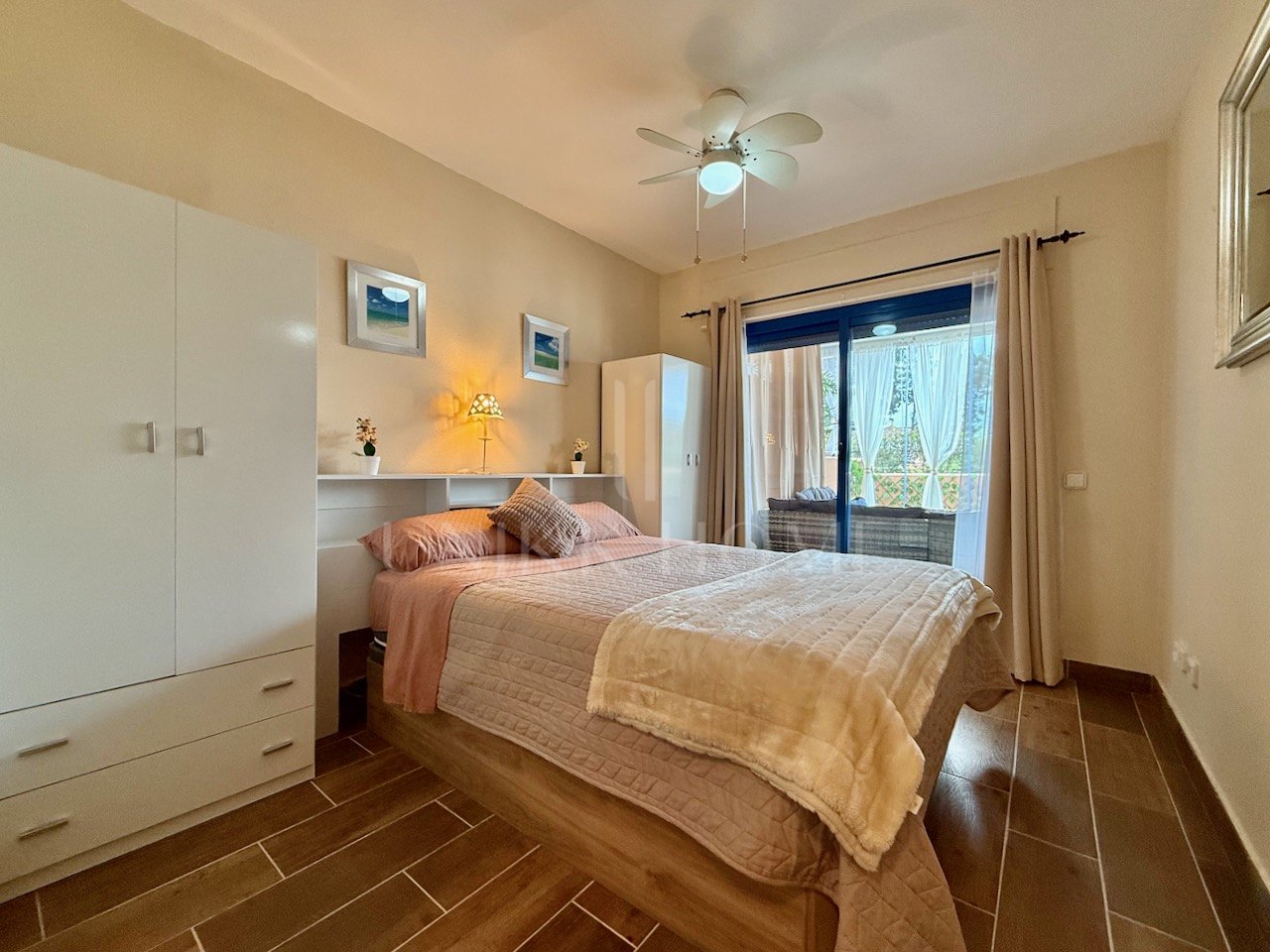 Planta baja con terraza cerrada versátil, Manilva