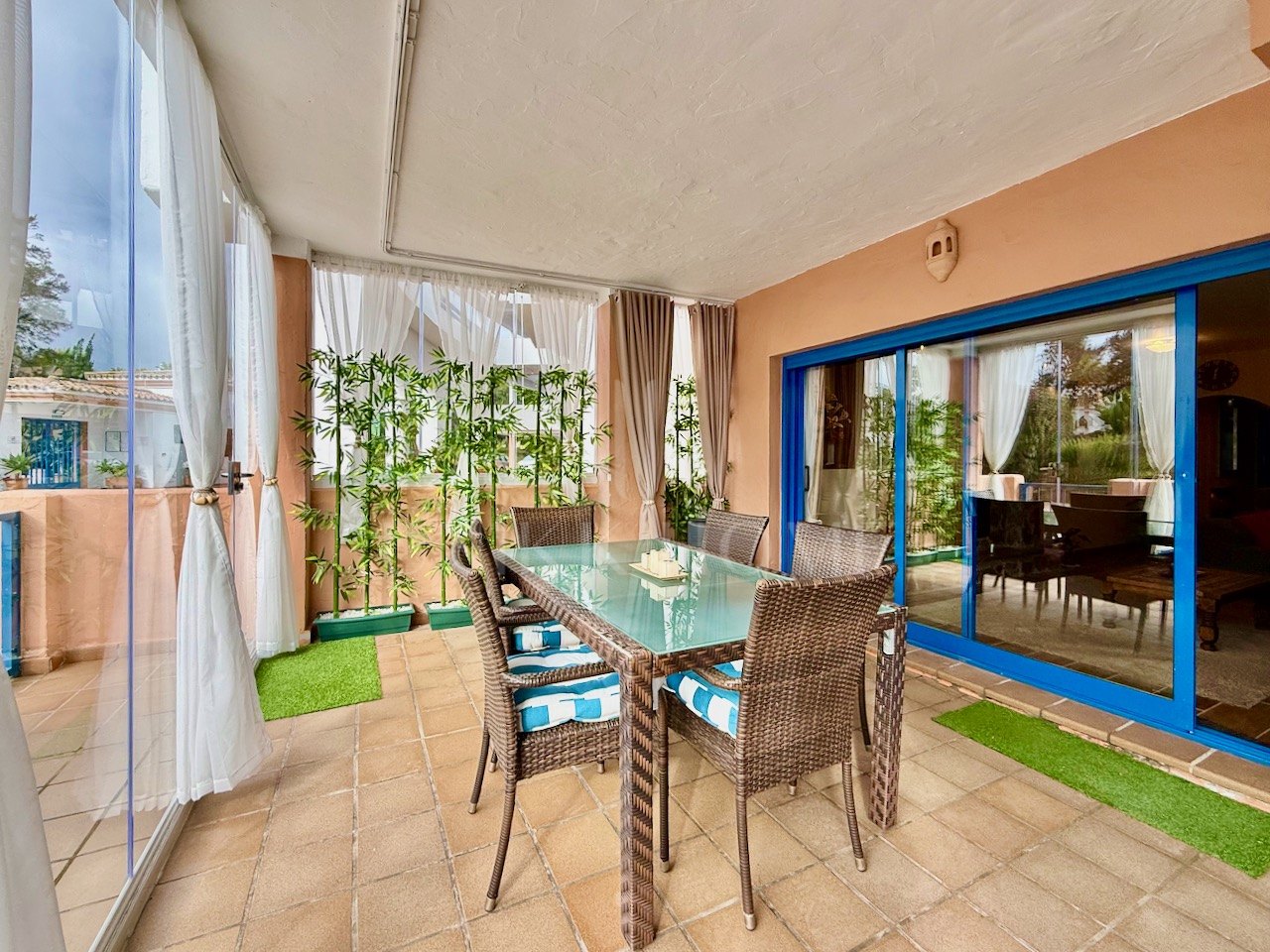 Planta baja con terraza cerrada versátil, Manilva