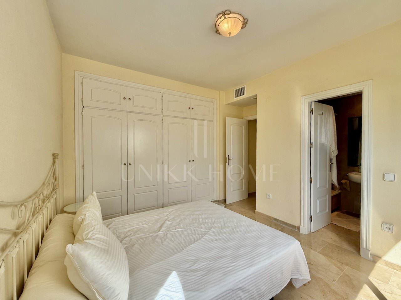 Apartment with views close to Puerto de la Duquesa, Manilva