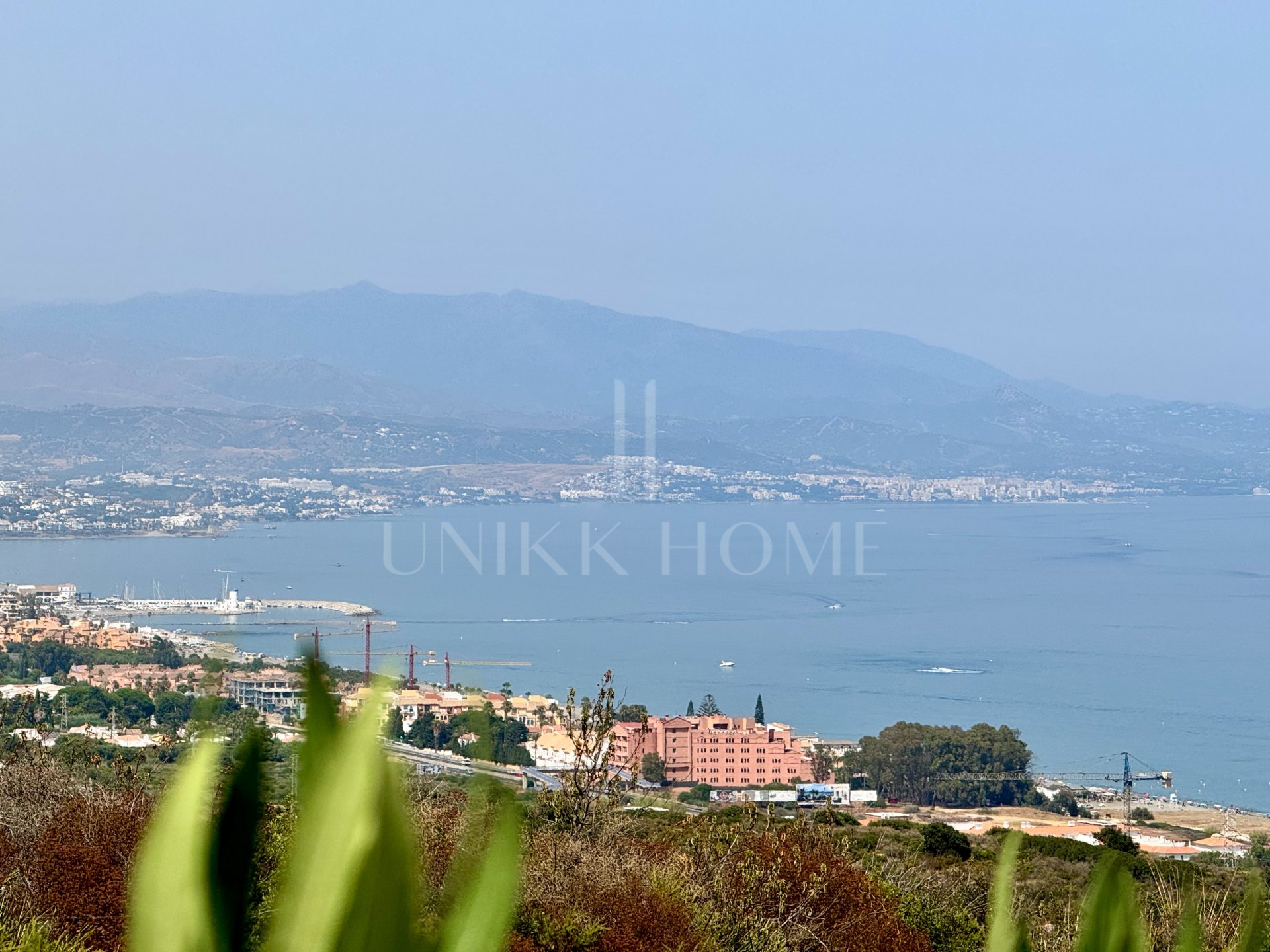 Parcela de 963 m² con licencia de obra concedida para una villa, La Paloma, Manilva