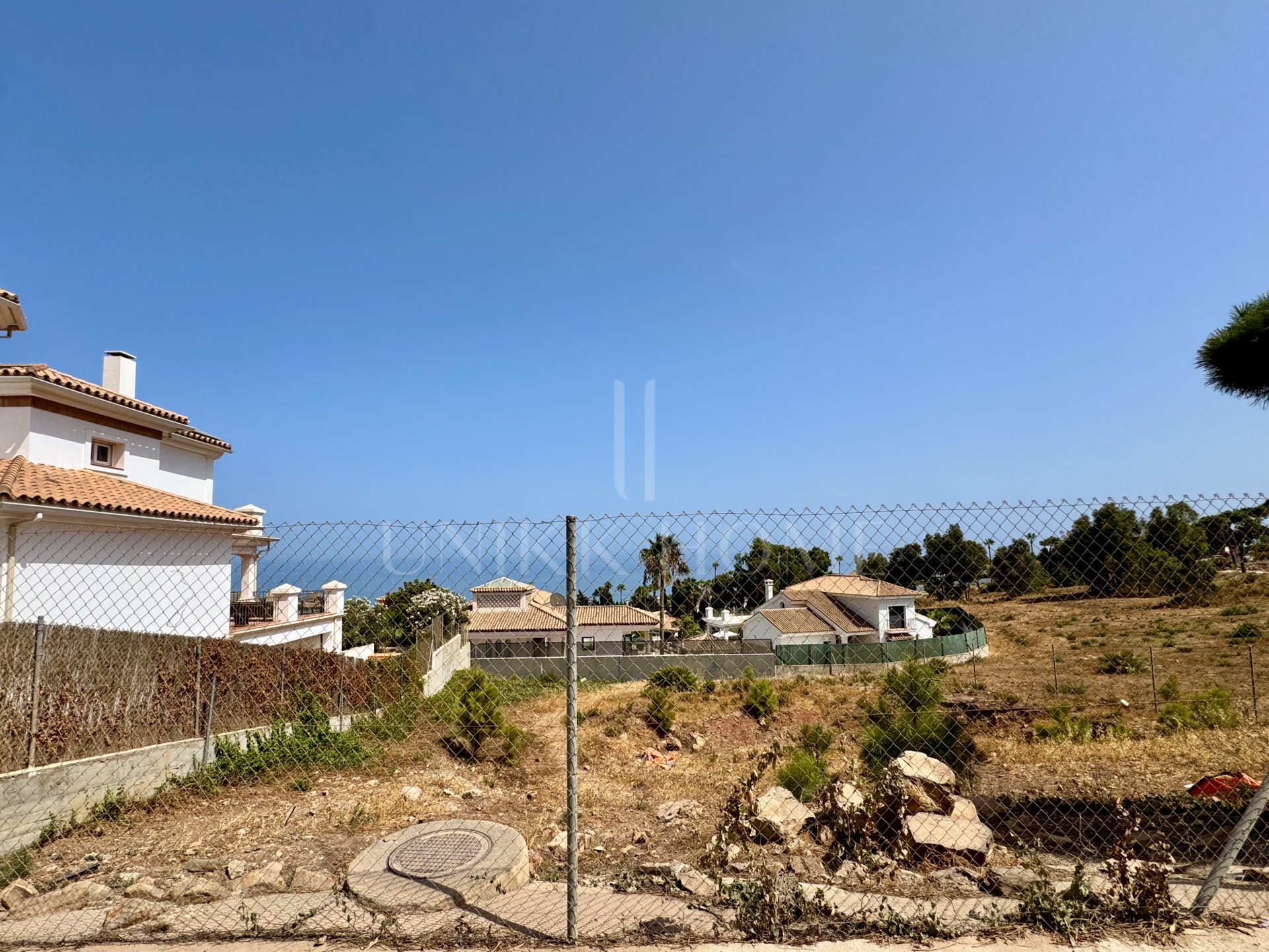 Parcela de 963 m² con licencia de obra concedida para una villa, La Paloma, Manilva