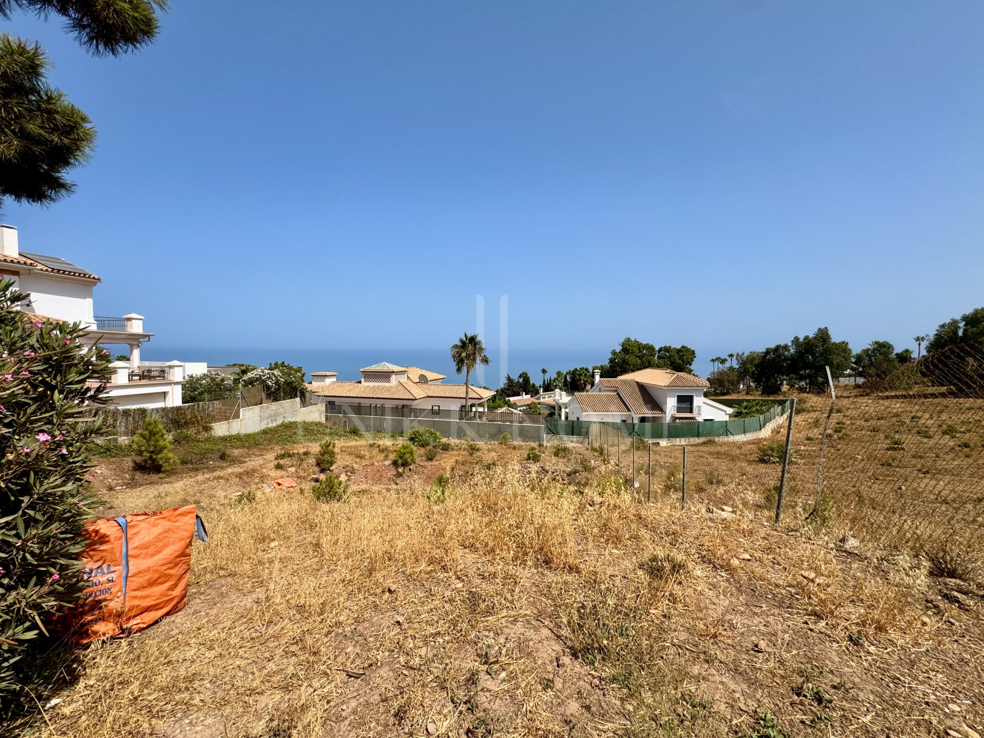 Parcela de 963 m² con licencia de obra concedida para una villa, La Paloma, Manilva