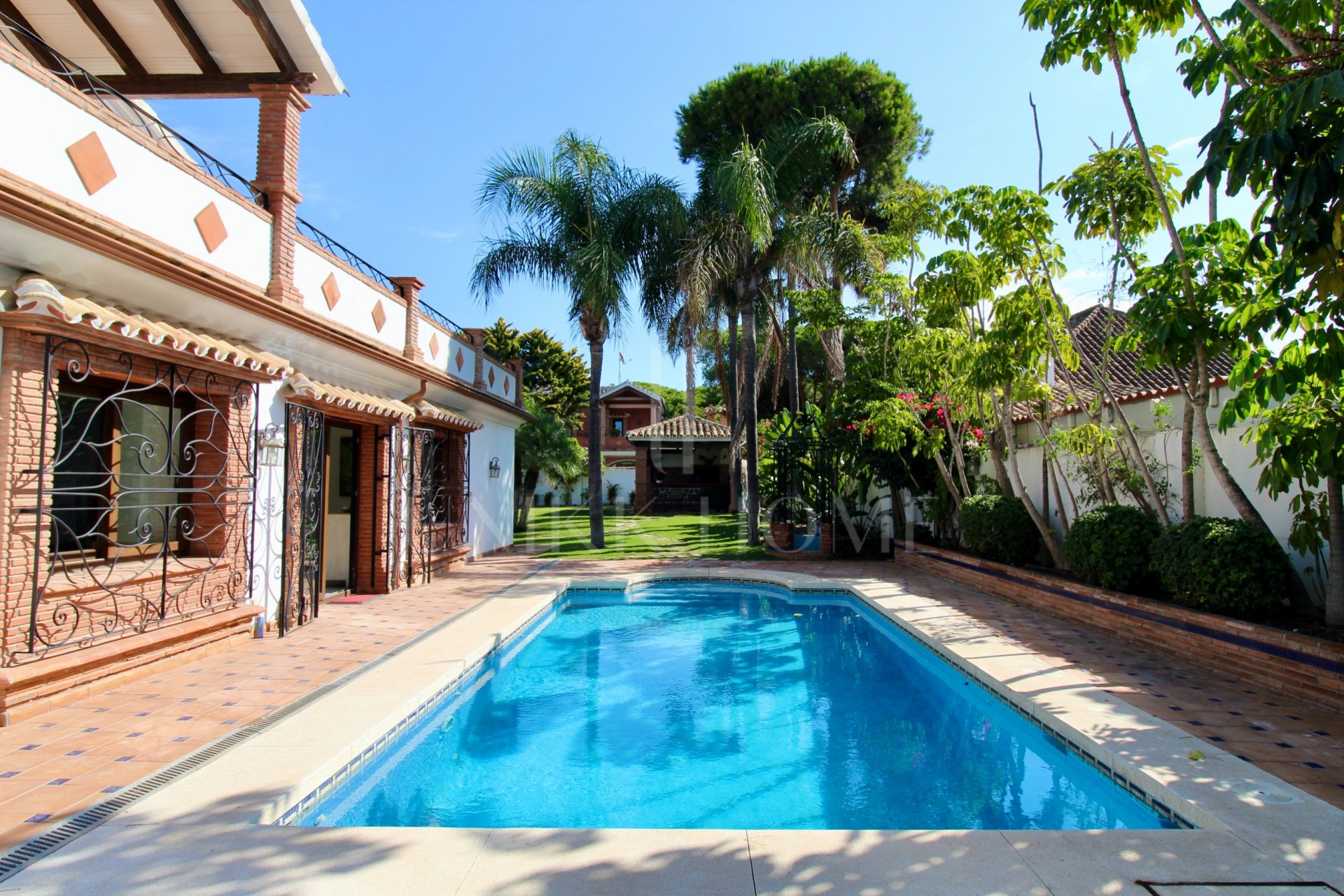 Beachside Mediterranean Villa for Sale in El Presidente, Marbella – Investment Opportunity