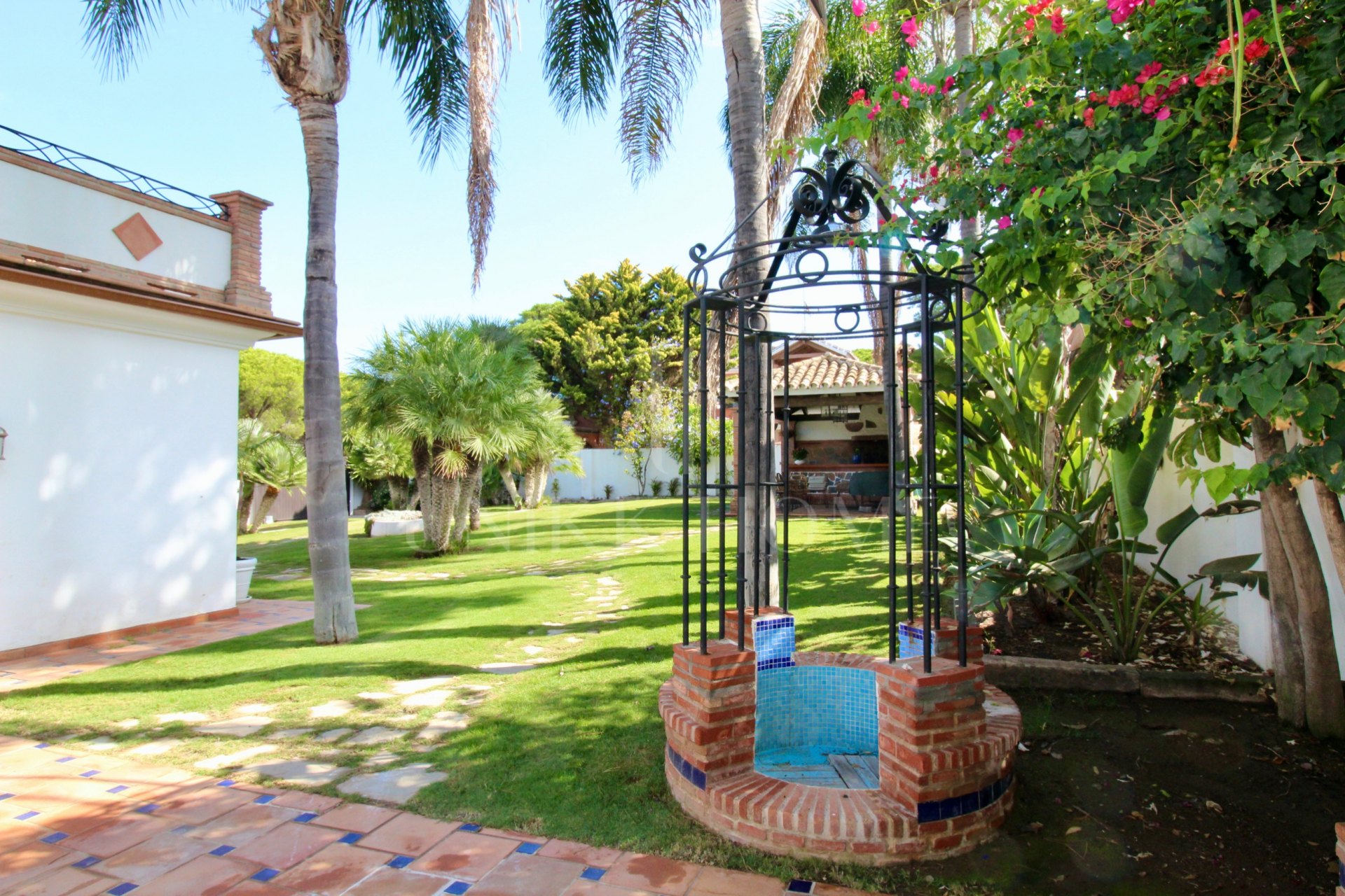 Beachside Mediterranean Villa for Sale in El Presidente, Marbella – Investment Opportunity