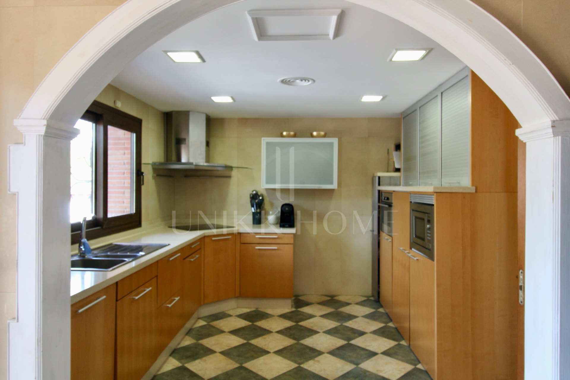 Beachside Mediterranean Villa for Sale in El Presidente, Marbella – Investment Opportunity