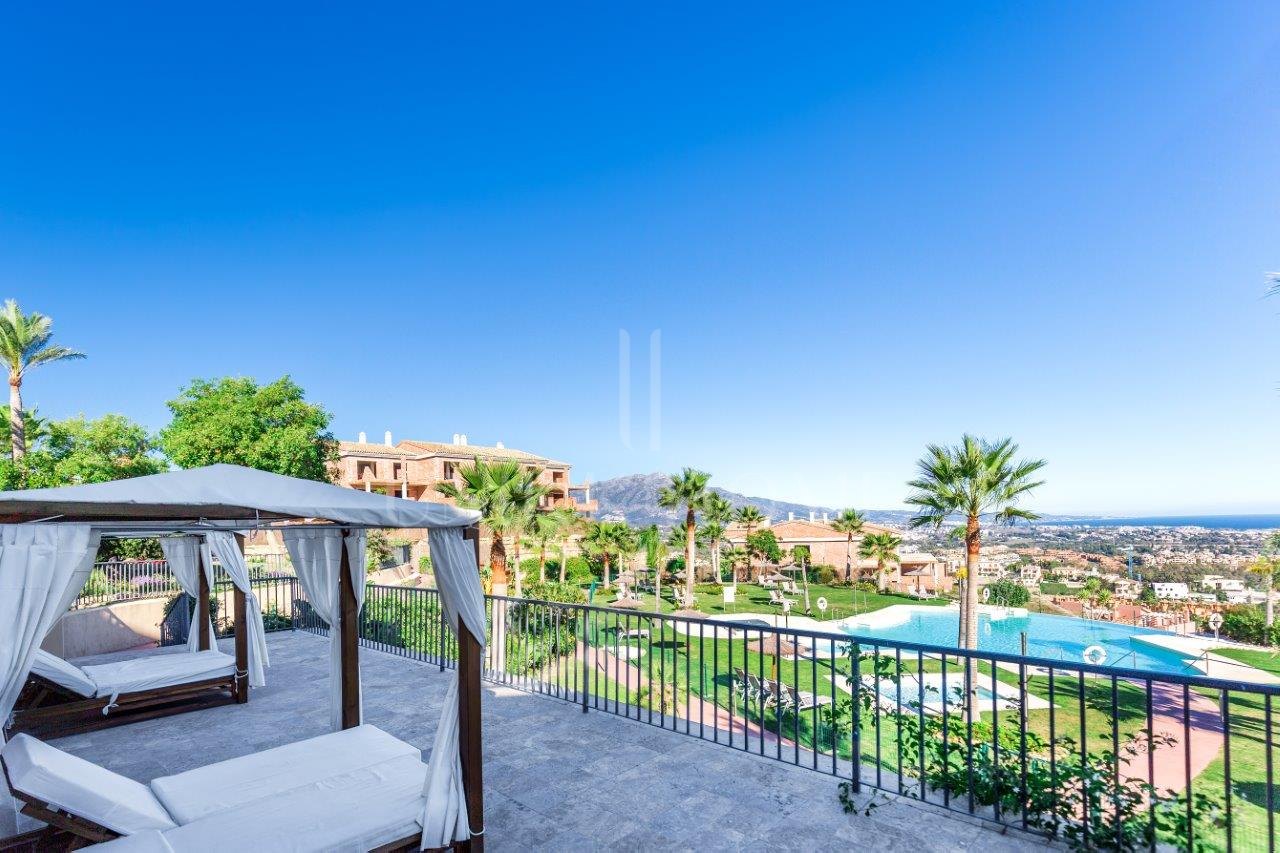 Flats with breathtaking sea views in La Alqueria, Benahavis