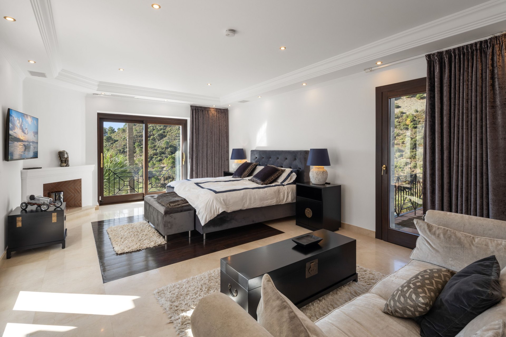 Exquisite contemporary villa in Lomas de la Quinta with stunning panoramic sea views