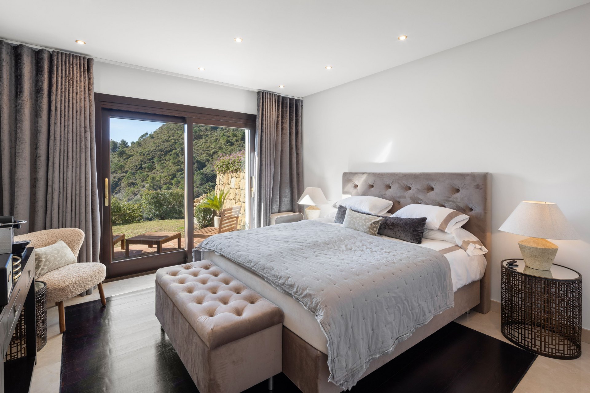 Exquisite contemporary villa in Lomas de la Quinta with stunning panoramic sea views