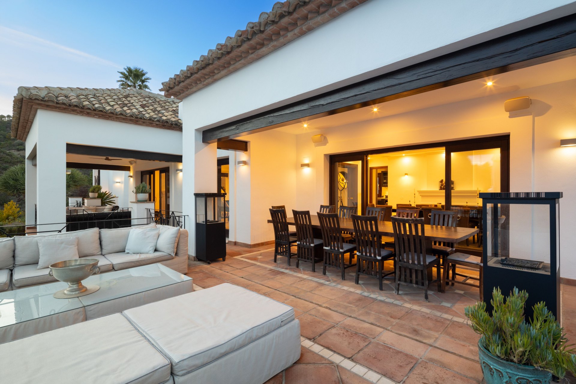 Exquisite contemporary villa in Lomas de la Quinta with stunning panoramic sea views