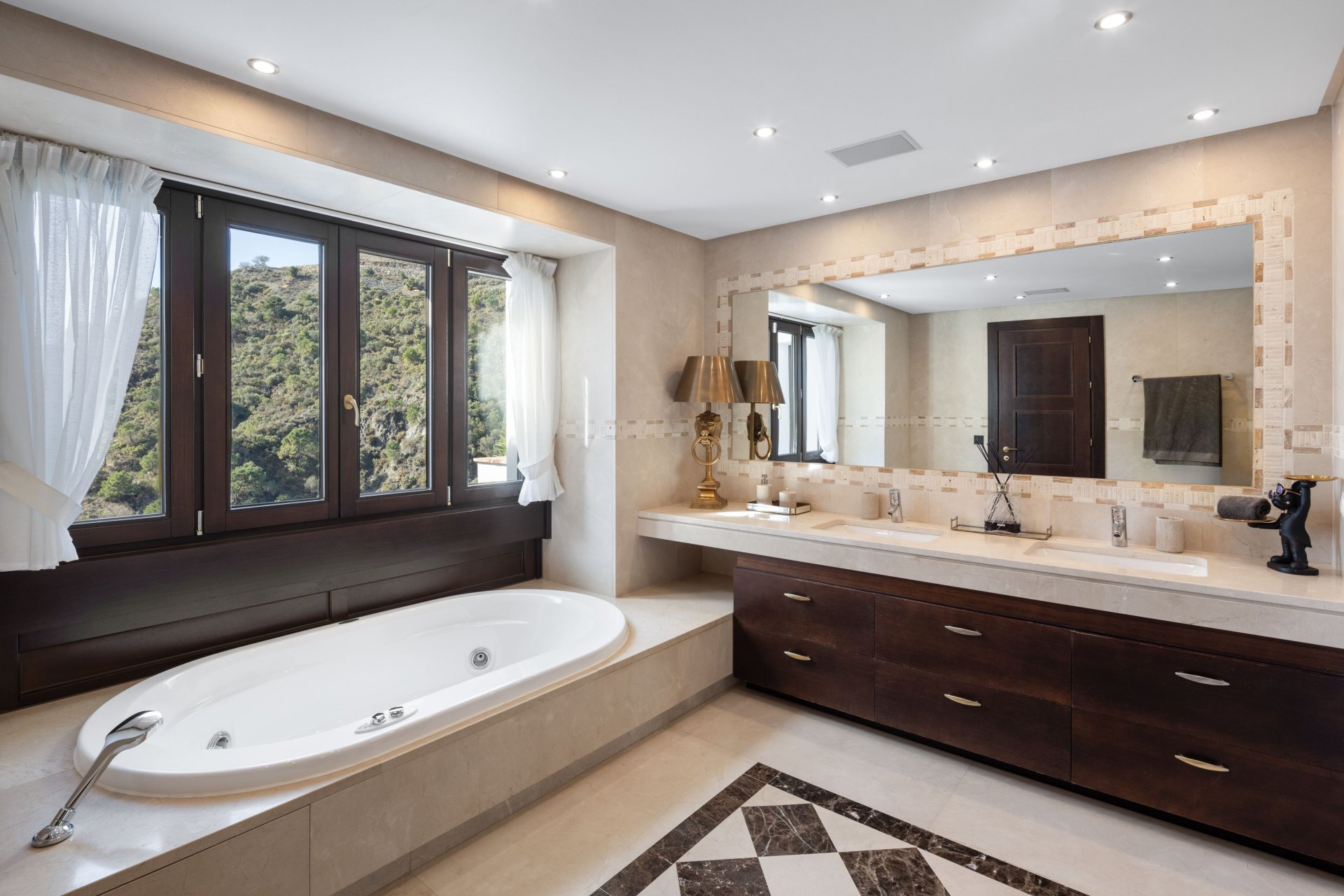 Exquisite contemporary villa in Lomas de la Quinta with stunning panoramic sea views