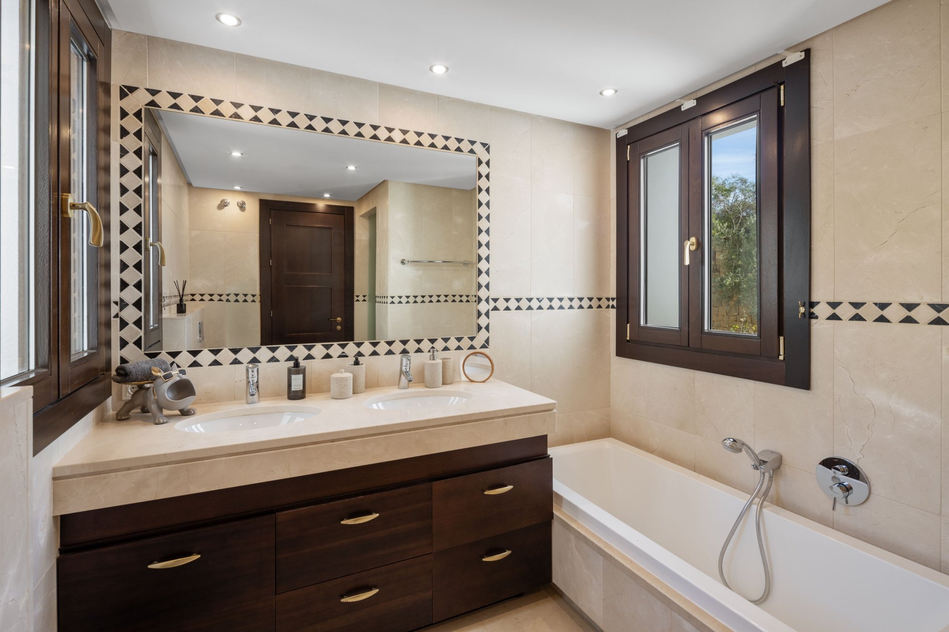 Exquisite contemporary villa in Lomas de la Quinta with stunning panoramic sea views