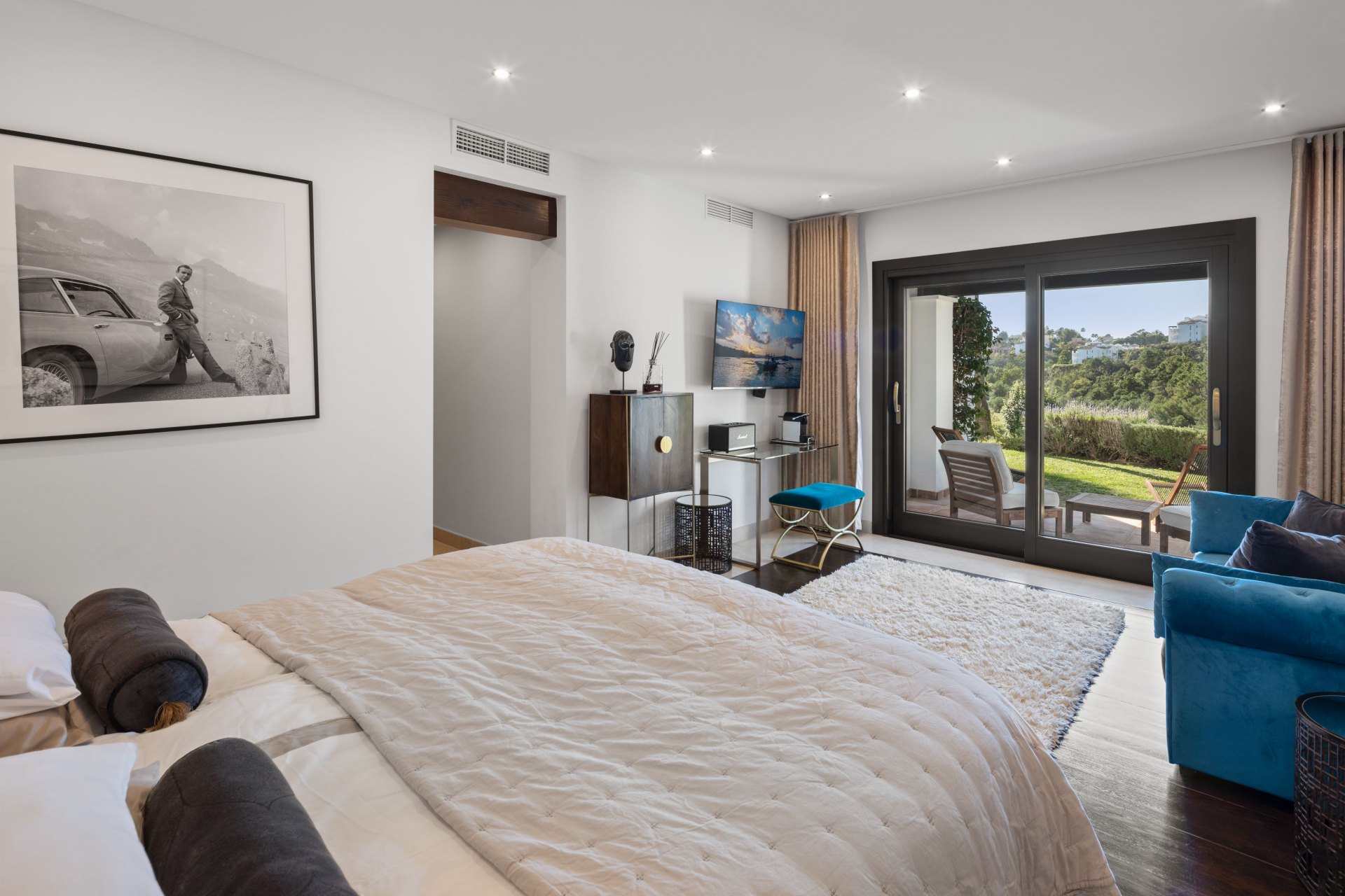 Exquisite contemporary villa in Lomas de la Quinta with stunning panoramic sea views