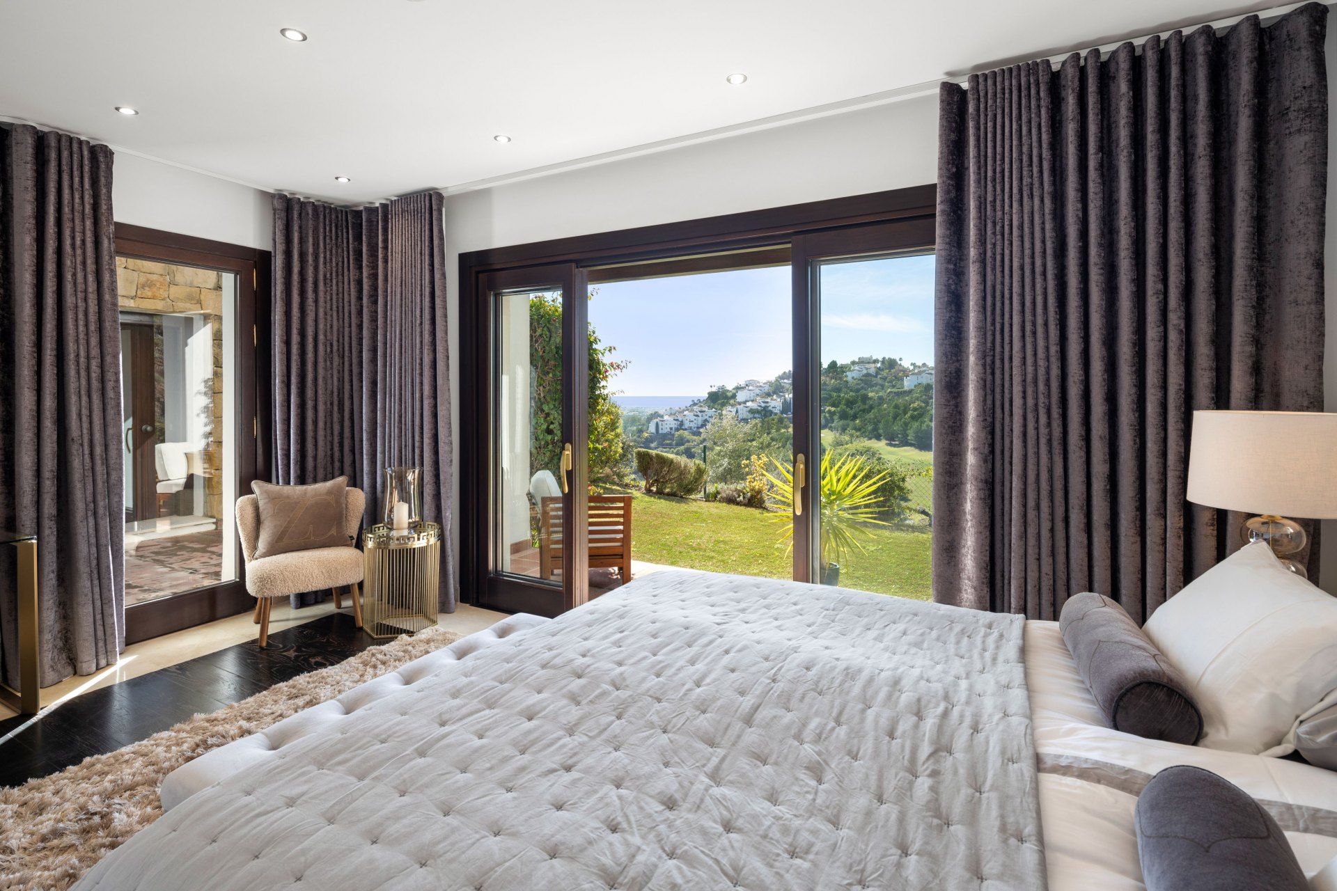 Exquisite contemporary villa in Lomas de la Quinta with stunning panoramic sea views