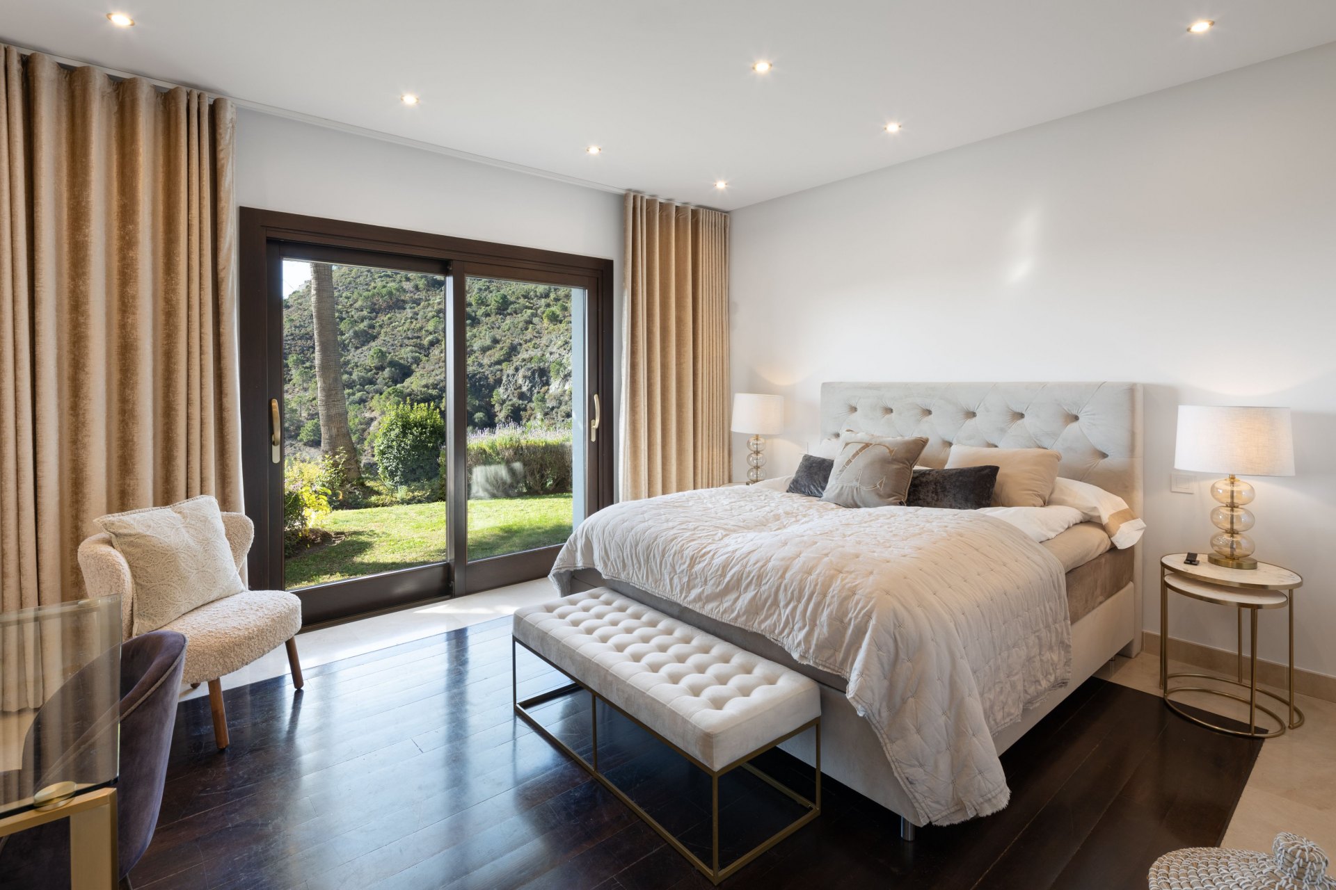 Exquisite contemporary villa in Lomas de la Quinta with stunning panoramic sea views