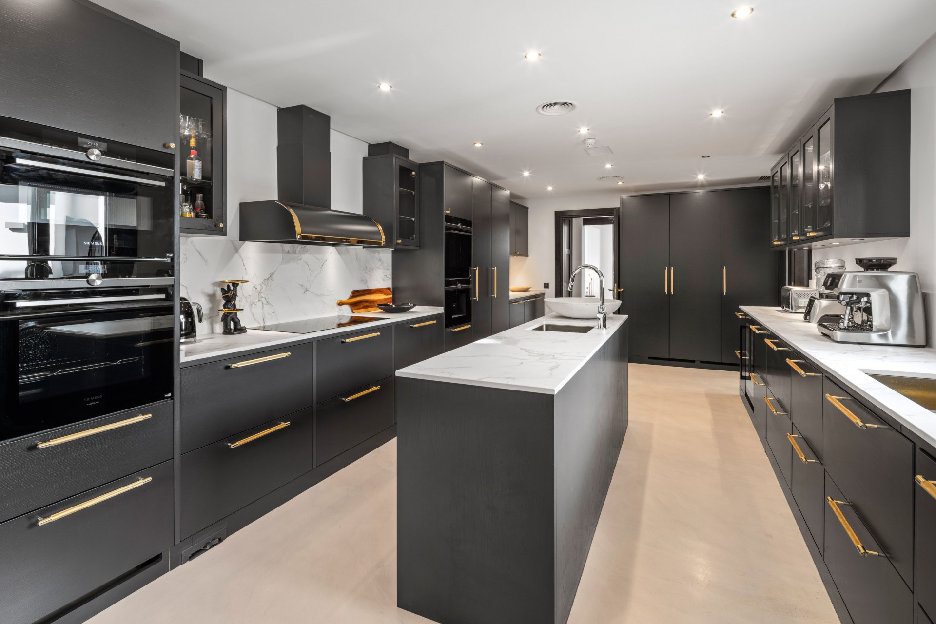 Exquisite contemporary villa in Lomas de la Quinta with stunning panoramic sea views