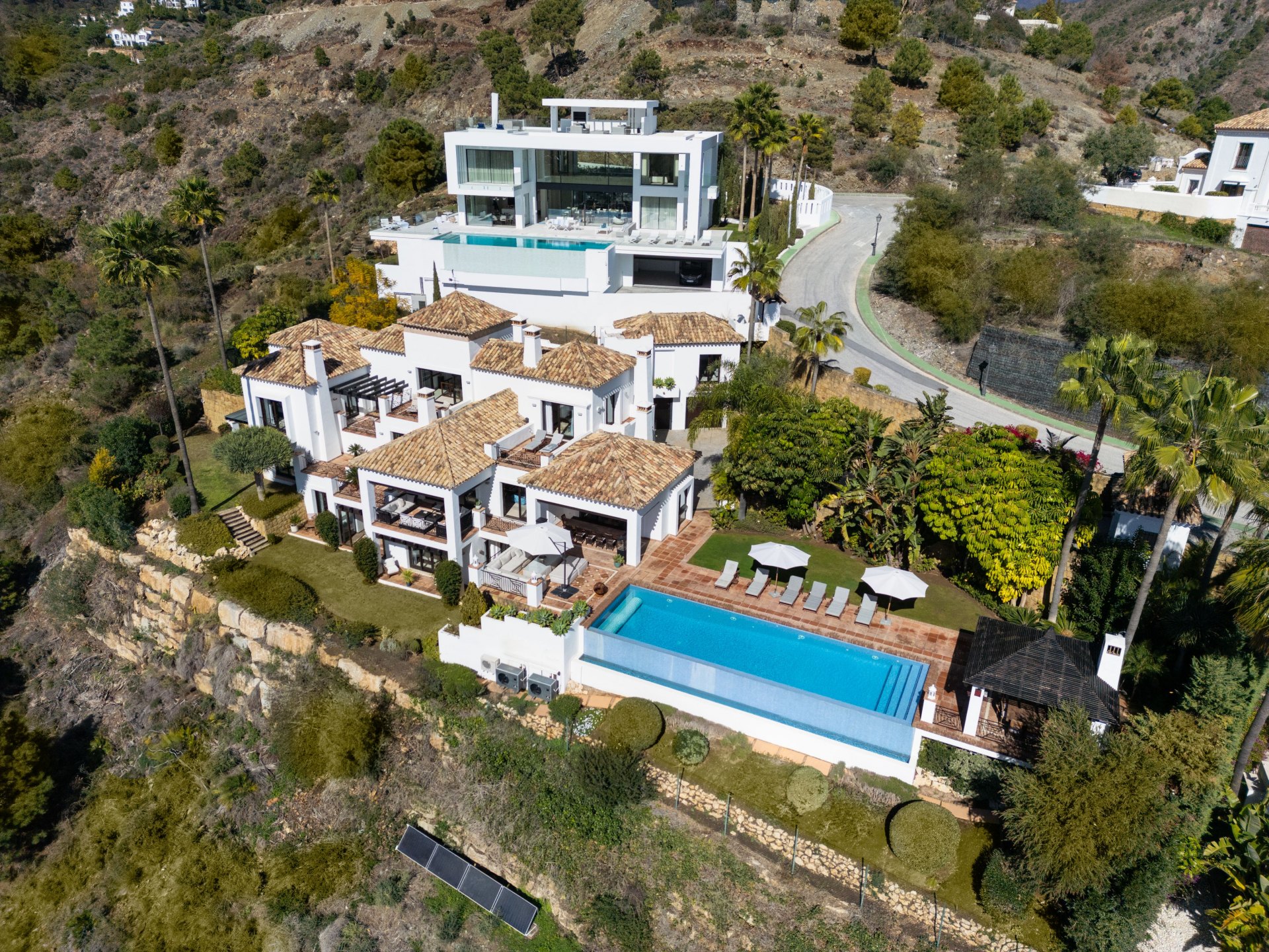 Exquisite contemporary villa in Lomas de la Quinta with stunning panoramic sea views