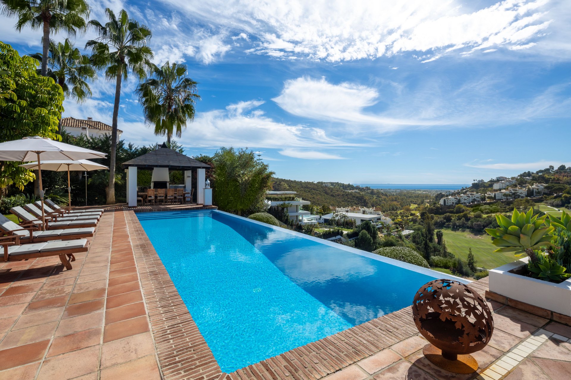 Exquisite contemporary villa in Lomas de la Quinta with stunning panoramic sea views