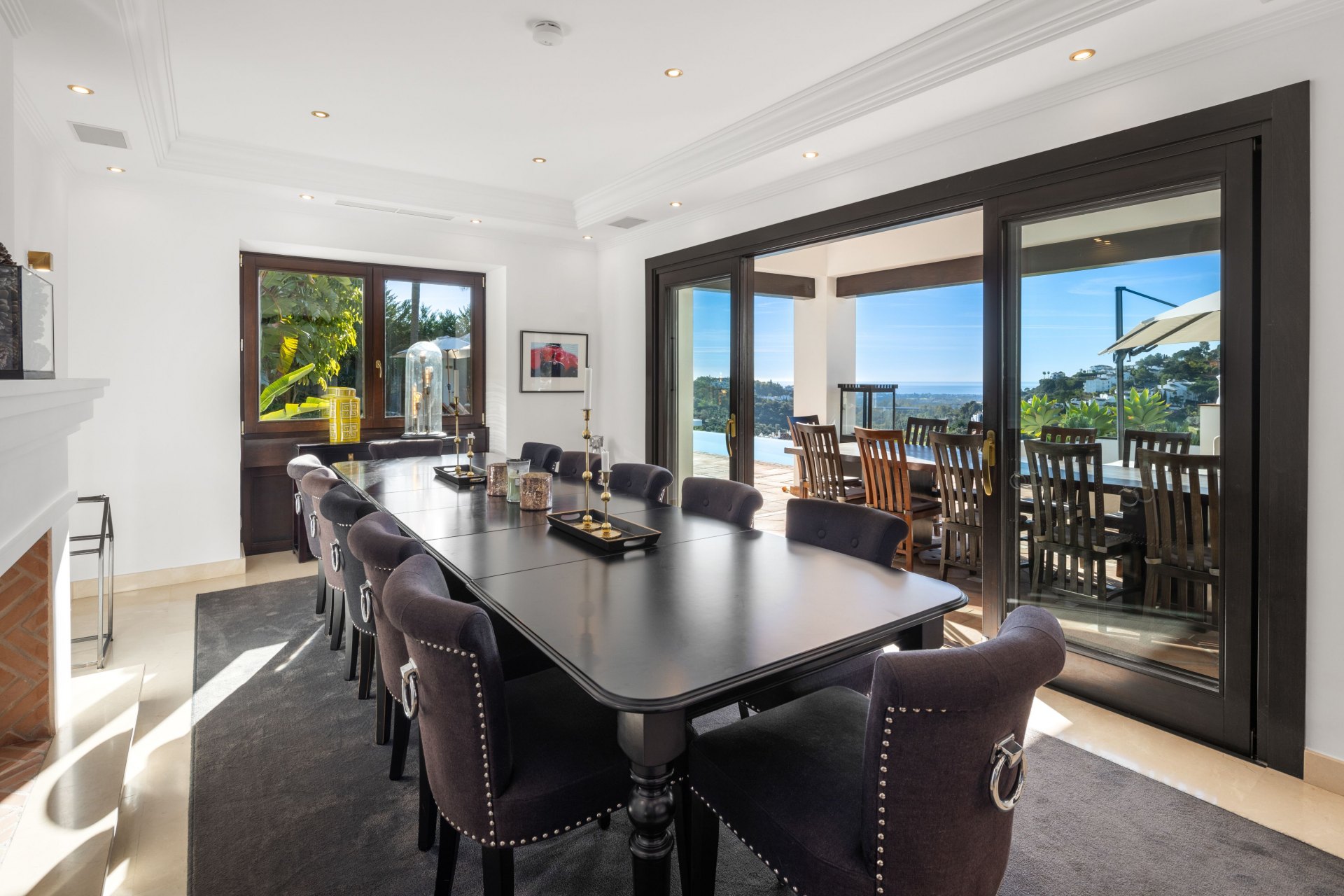 Exquisite contemporary villa in Lomas de la Quinta with stunning panoramic sea views