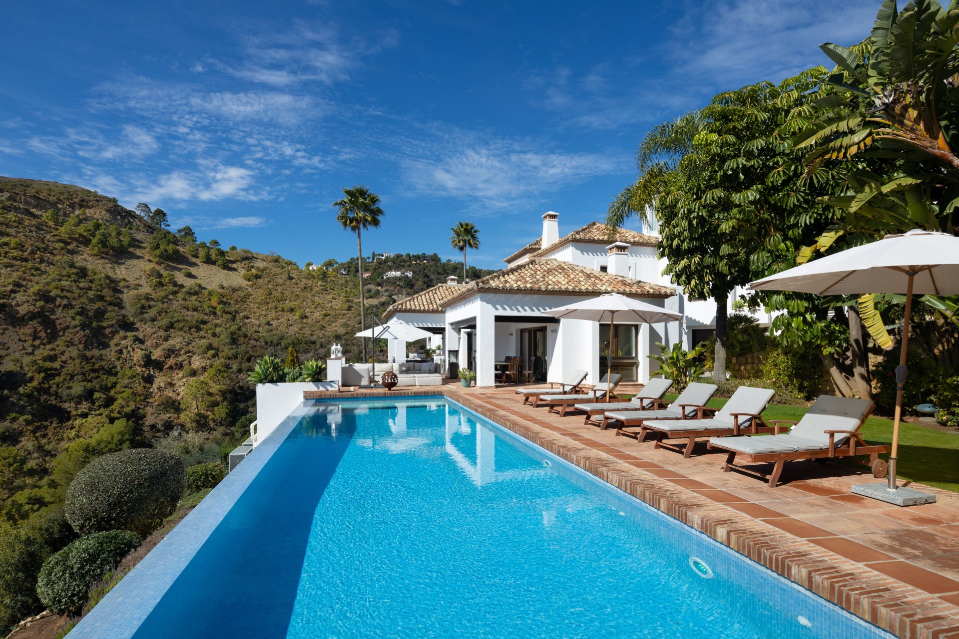 Exquisite contemporary villa in Lomas de la Quinta with stunning panoramic sea views