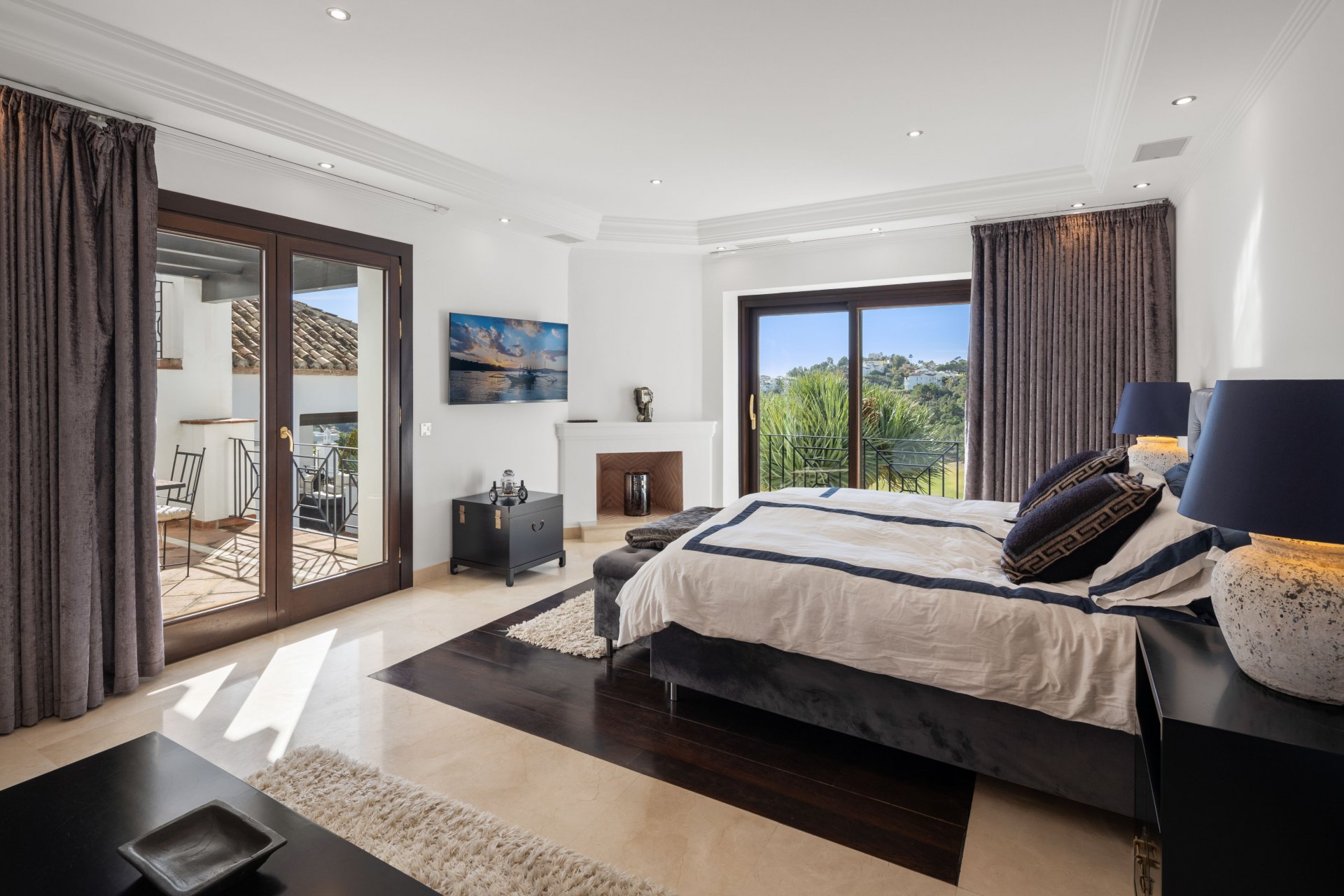 Exquisite contemporary villa in Lomas de la Quinta with stunning panoramic sea views