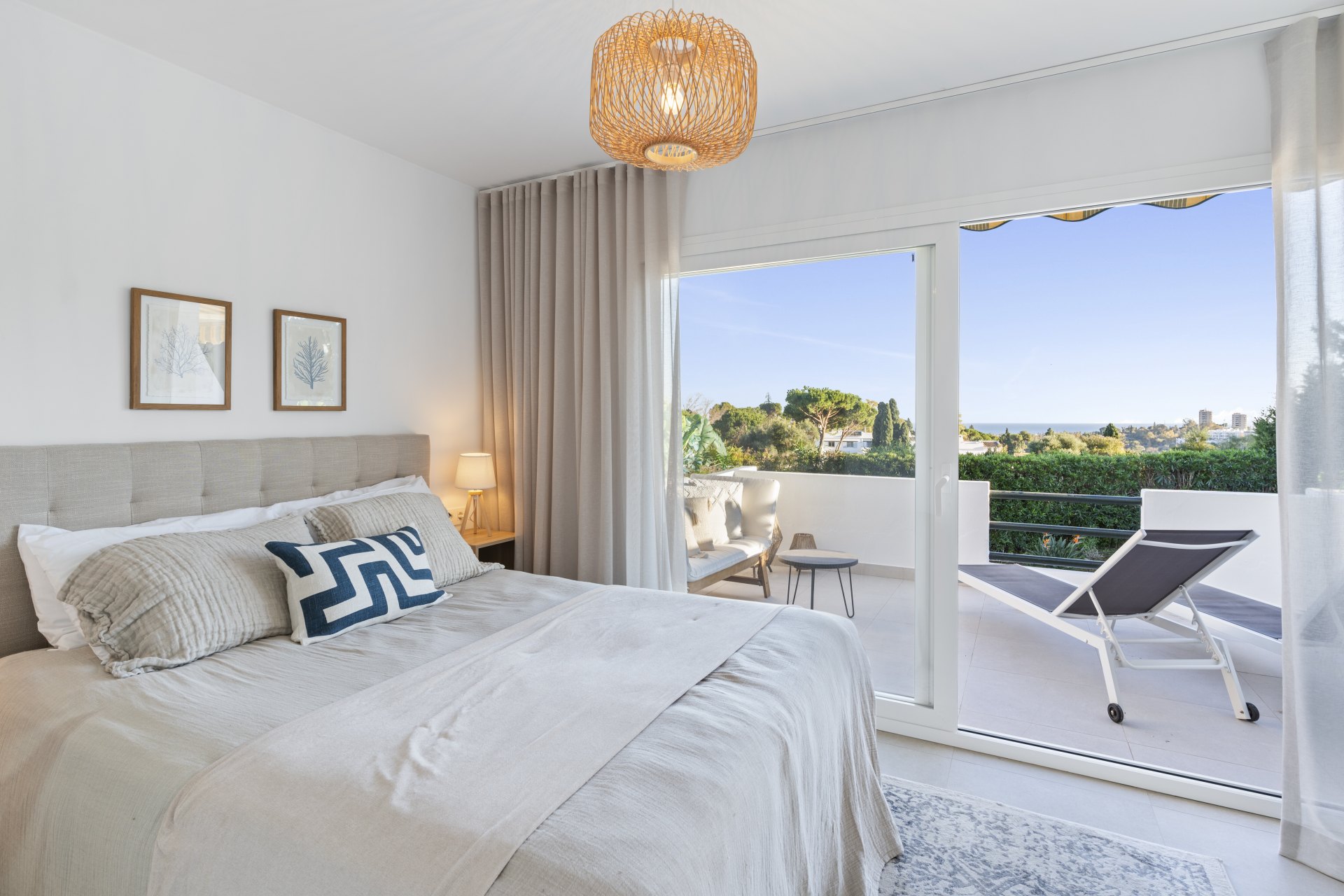 Casa adosada en urbanización cerrada y en primera línea de golf en el corazón de Nueva Andalucia