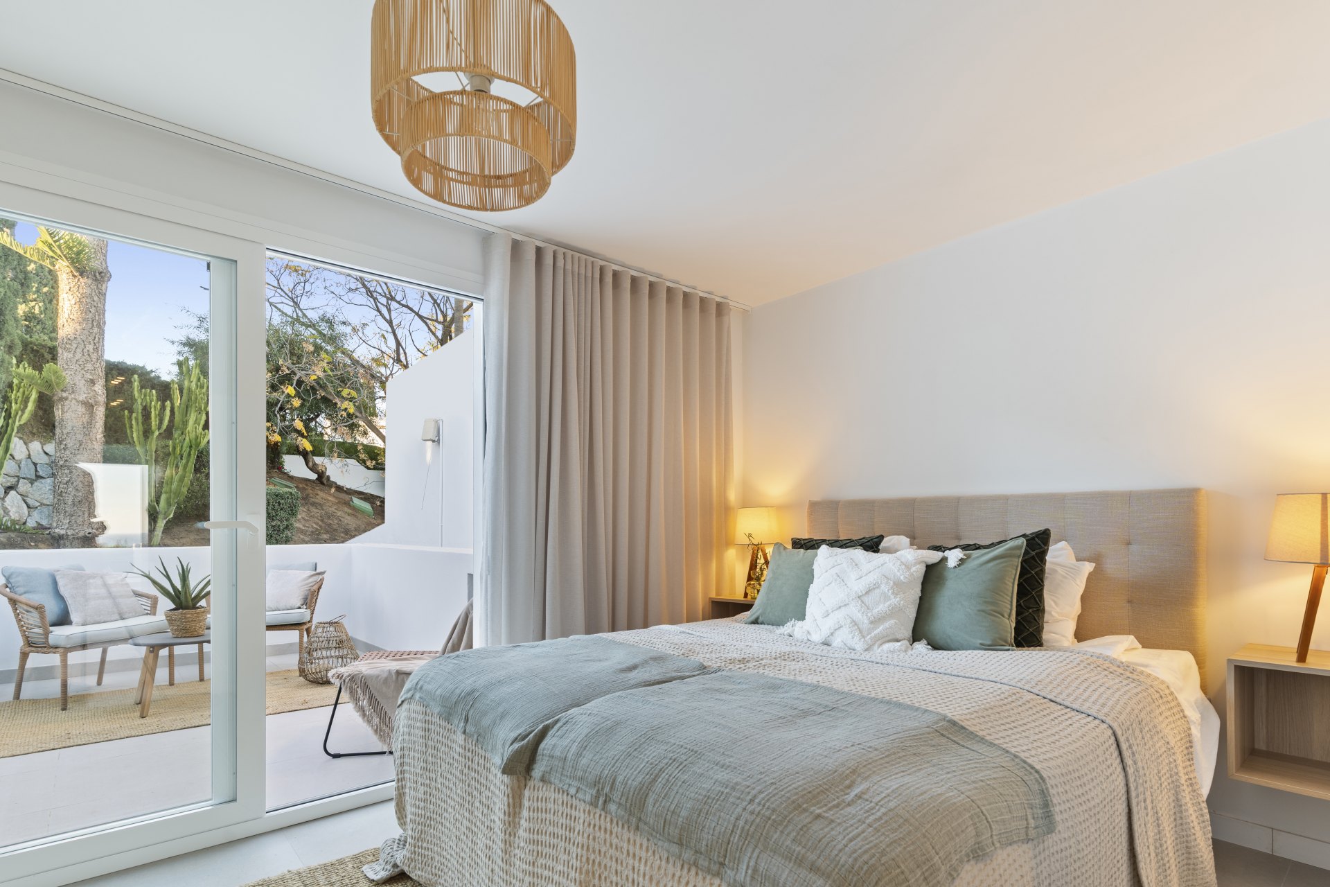 Casa adosada en urbanización cerrada y en primera línea de golf en el corazón de Nueva Andalucia