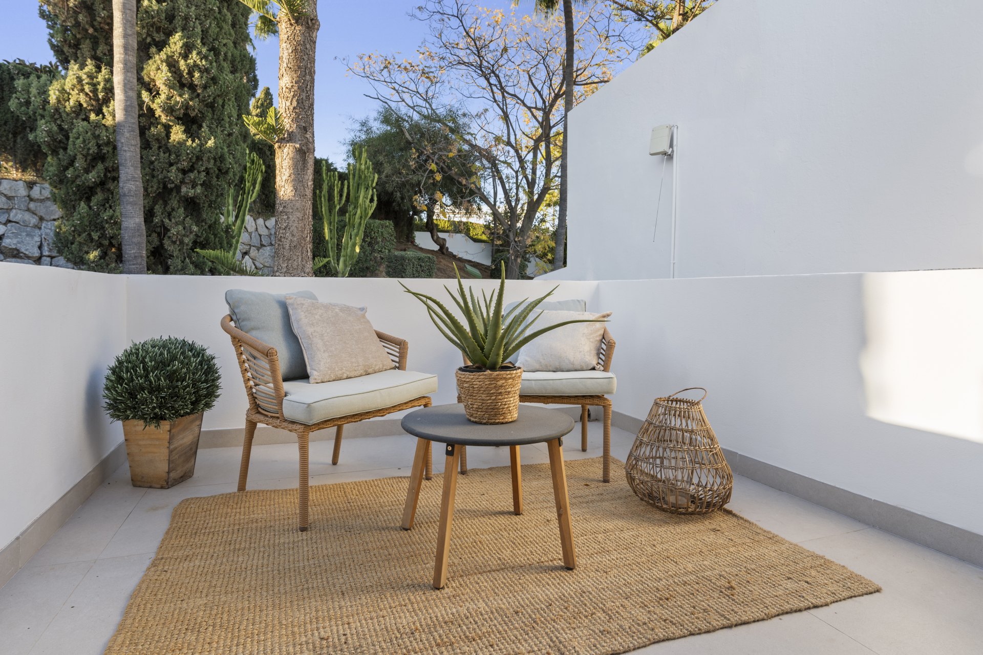 Casa adosada en urbanización cerrada y en primera línea de golf en el corazón de Nueva Andalucia