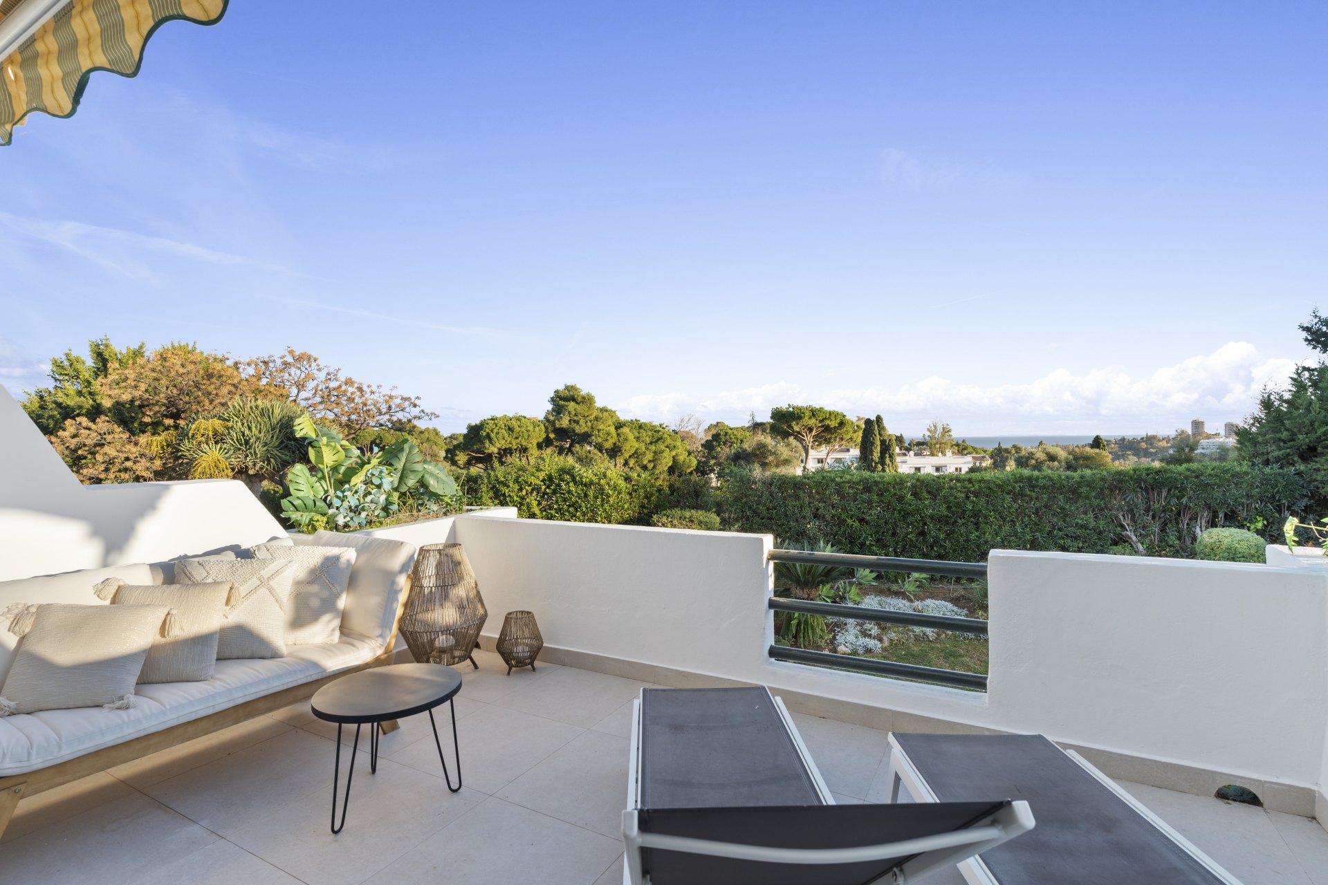 Casa adosada en urbanización cerrada y en primera línea de golf en el corazón de Nueva Andalucia