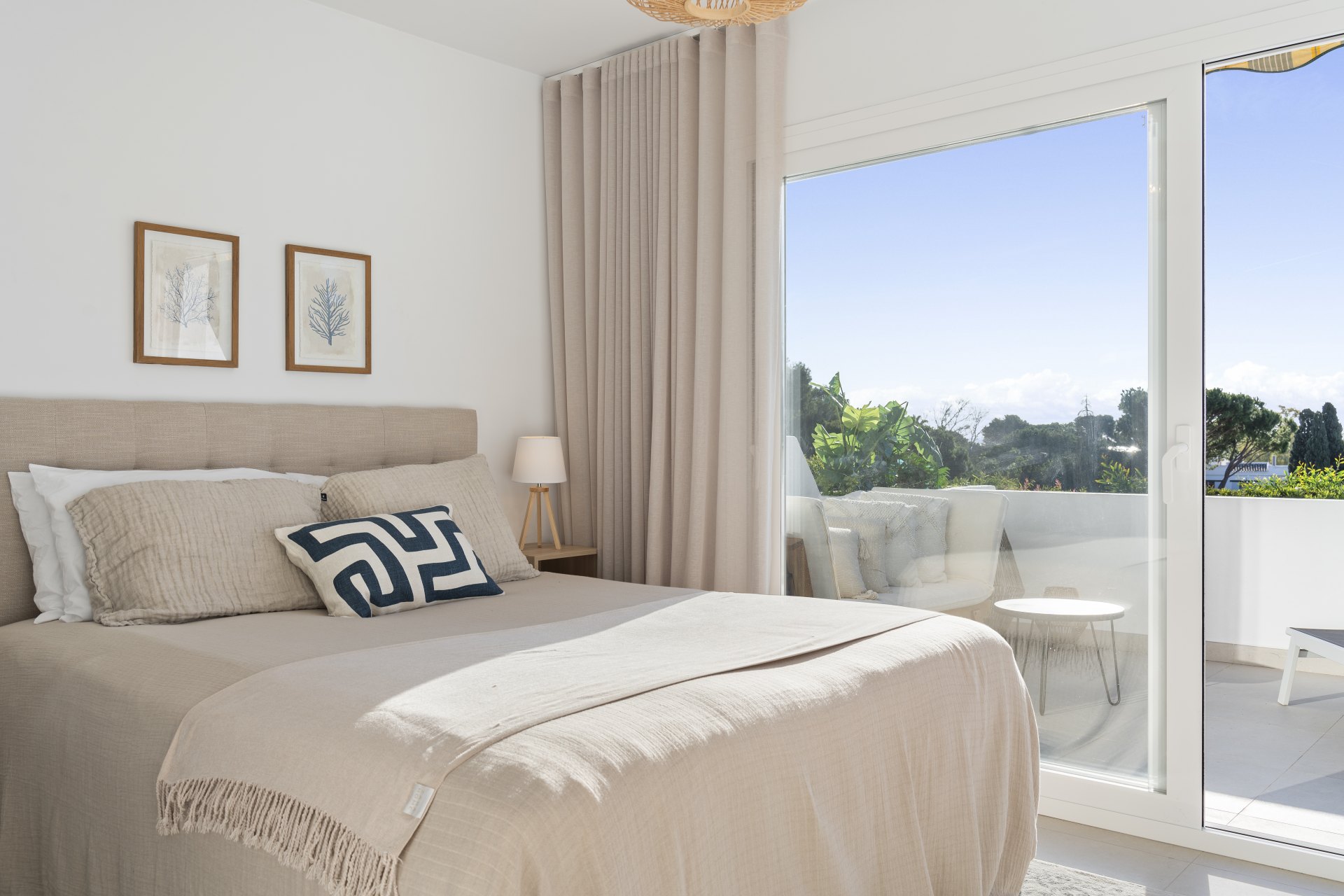 Casa adosada en urbanización cerrada y en primera línea de golf en el corazón de Nueva Andalucia