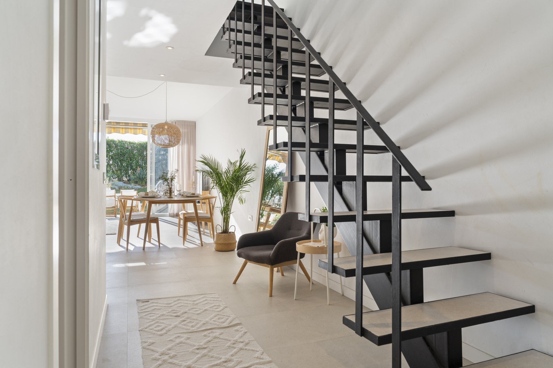 Casa adosada en urbanización cerrada y en primera línea de golf en el corazón de Nueva Andalucia