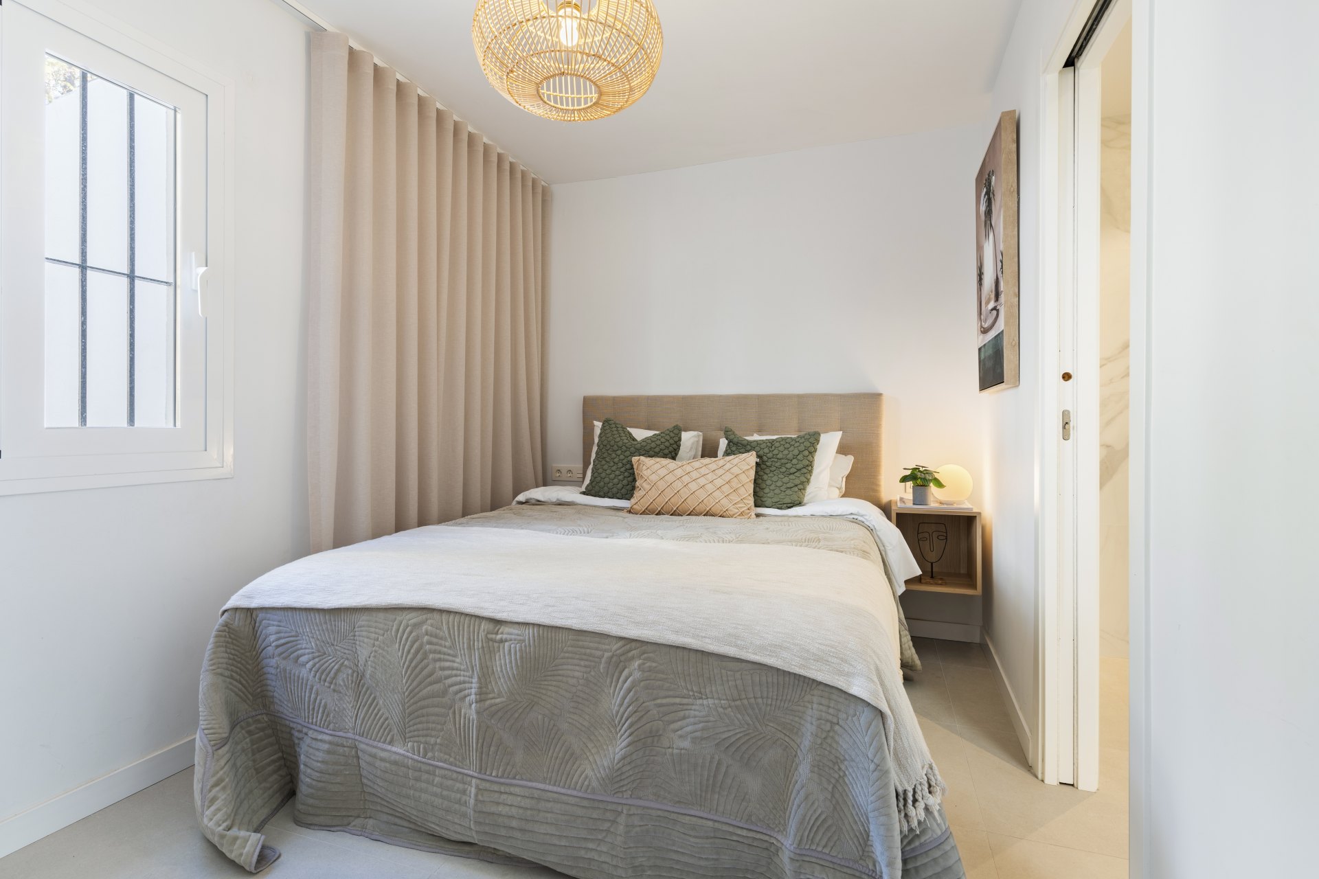 Casa adosada en urbanización cerrada y en primera línea de golf en el corazón de Nueva Andalucia