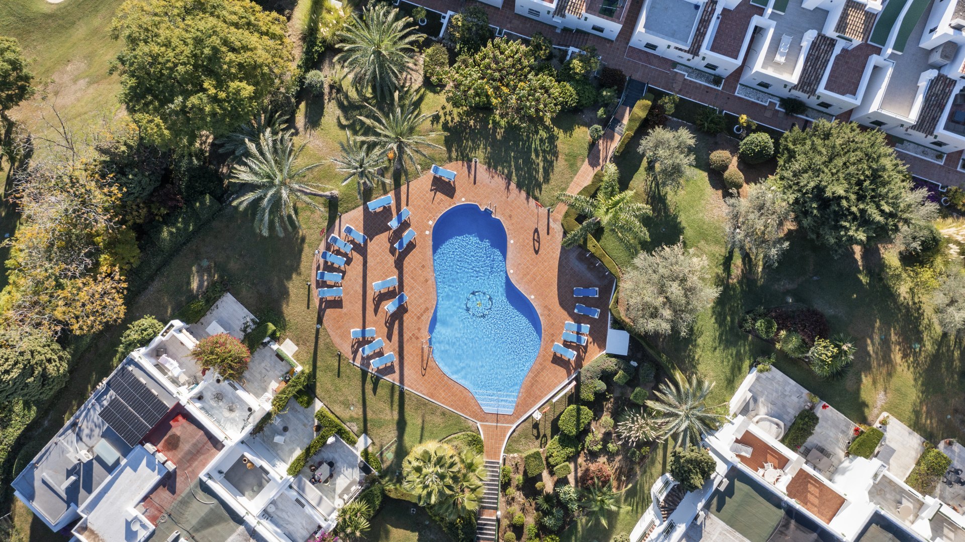 Casa adosada en urbanización cerrada y en primera línea de golf en el corazón de Nueva Andalucia