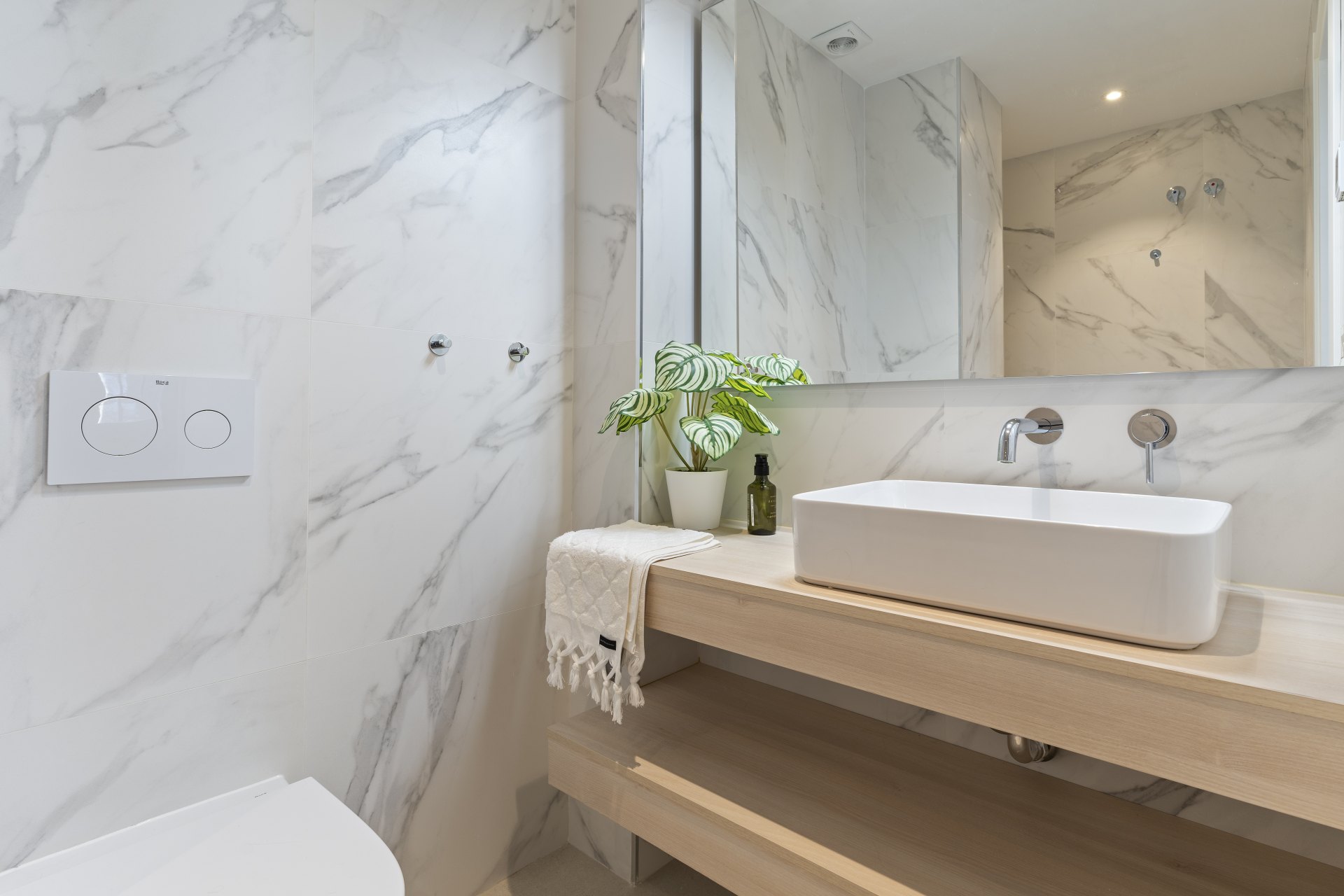 Casa adosada en urbanización cerrada y en primera línea de golf en el corazón de Nueva Andalucia