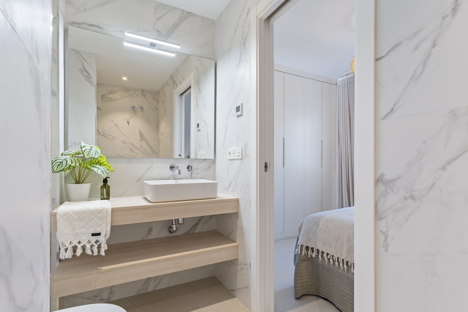 Casa adosada en urbanización cerrada y en primera línea de golf en el corazón de Nueva Andalucia