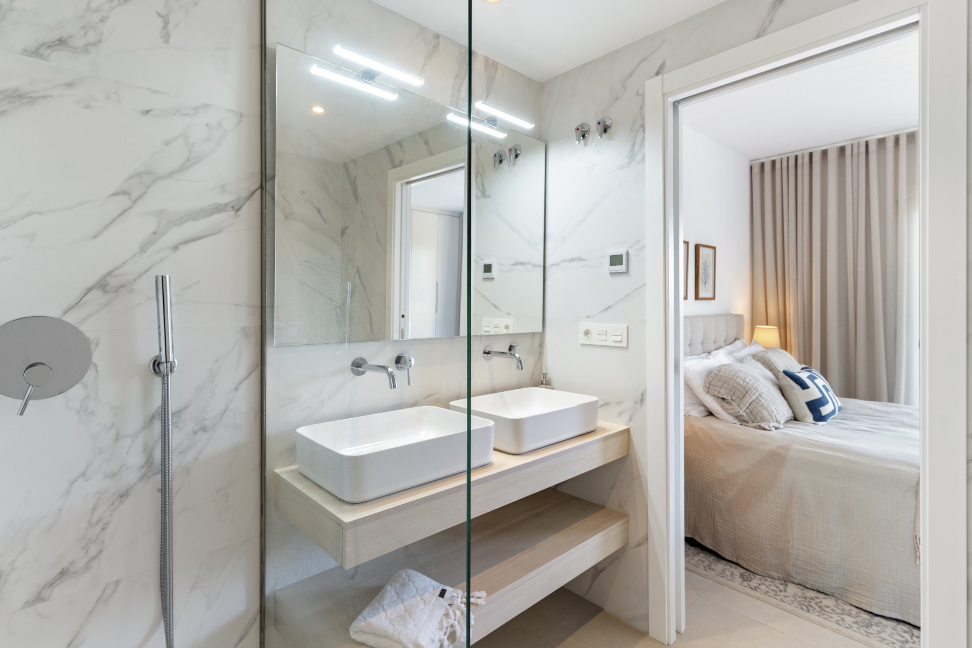 Casa adosada en urbanización cerrada y en primera línea de golf en el corazón de Nueva Andalucia